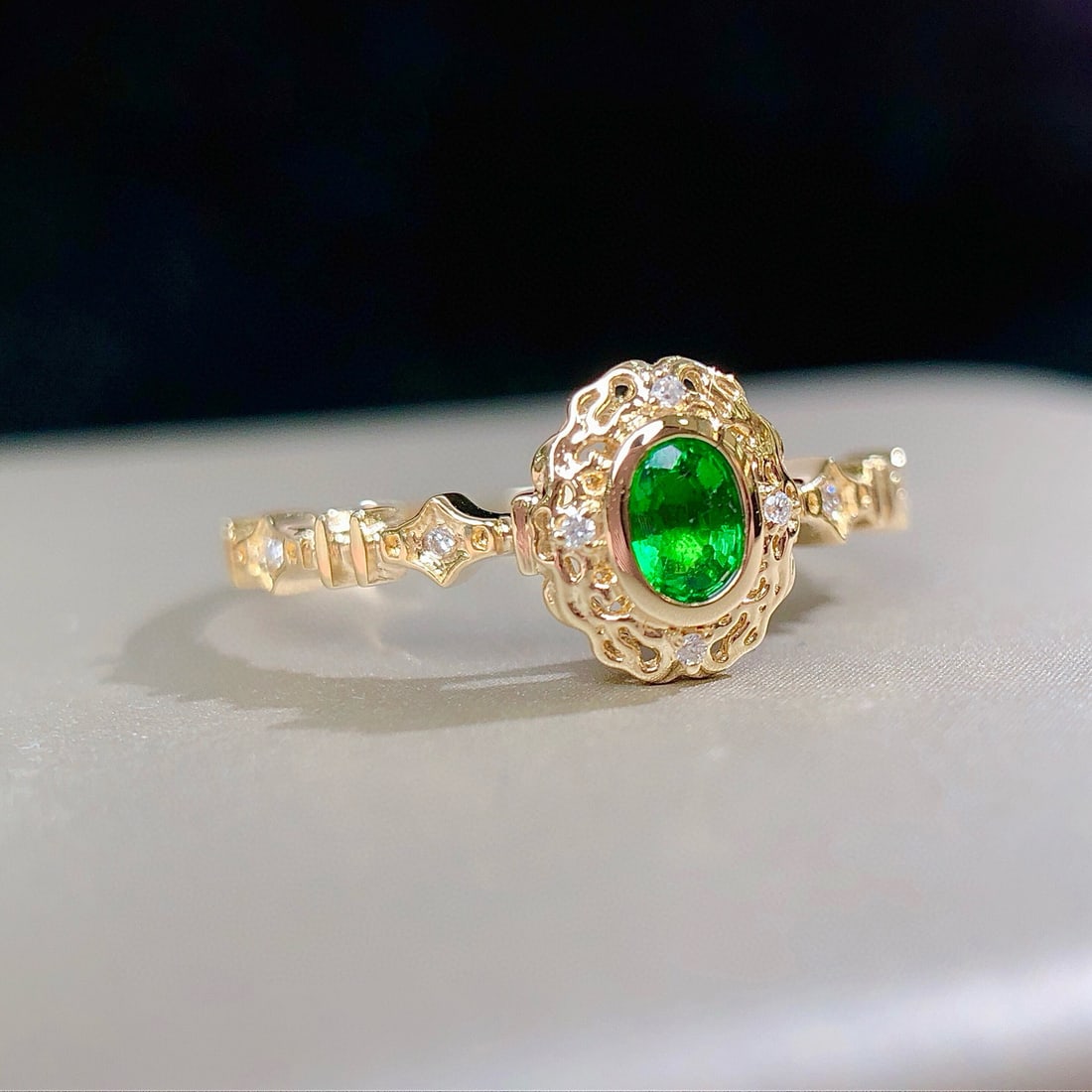 14k Gold 0.27 Ctw Vivid Green Natural Tsavorite & Diamond Ring - 5