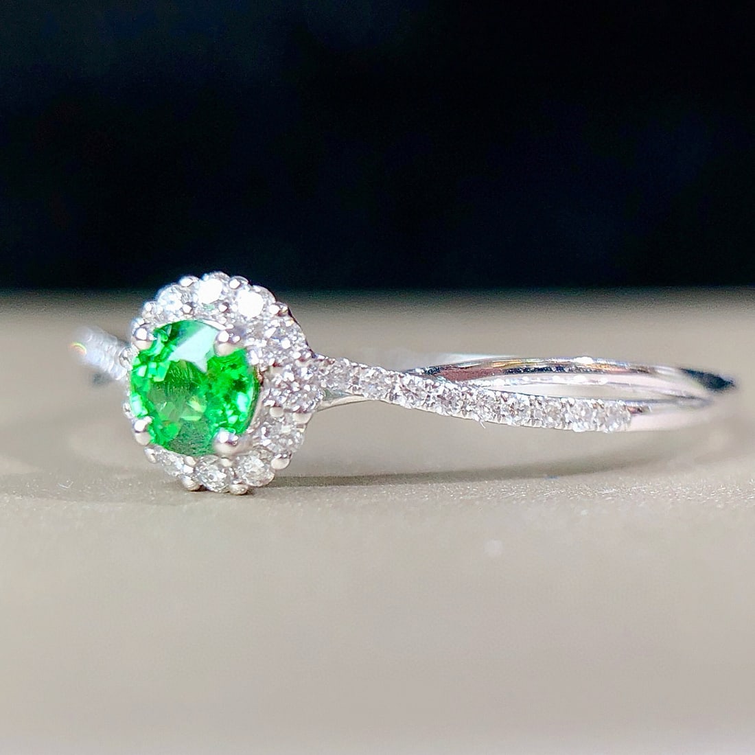14k Gold 0.26 Ctw Vivid Green Natural Tsavorite & Diamond Ring - 2