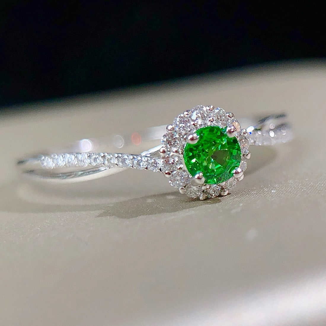 14k Gold 0.26 Ctw Vivid Green Natural Tsavorite & Diamond Ring - 4