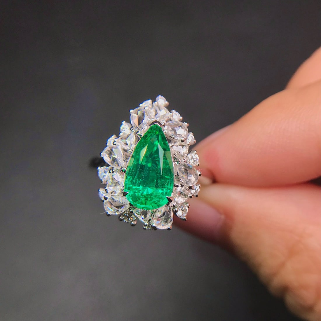 14k Gold 2.47 Ctw Vivid Green Natural Emerald & Diamond Ring: Ref:230954273 // gold content:14k gold // ring size:7. 25us // // main gemstone:emerald // shape:pear // carat weight:1. 72ct // color:vivid green // treatment:natural // // adjacent gemstone 2 :