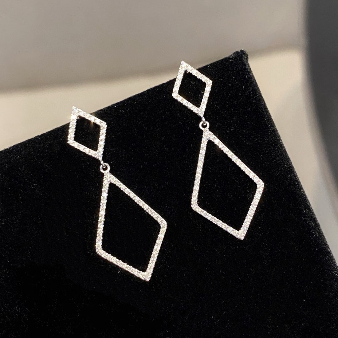 14k Gold 0.25 Ct Natural H Diamond Earrings: Ref:230954293 // gold content:14k gold // main gemstone:diamond // shape:round // carat weight:0. 25ct // clarity grade:vs-si // color:h // treatment:natural // cut grade:g // Condition: NewLow