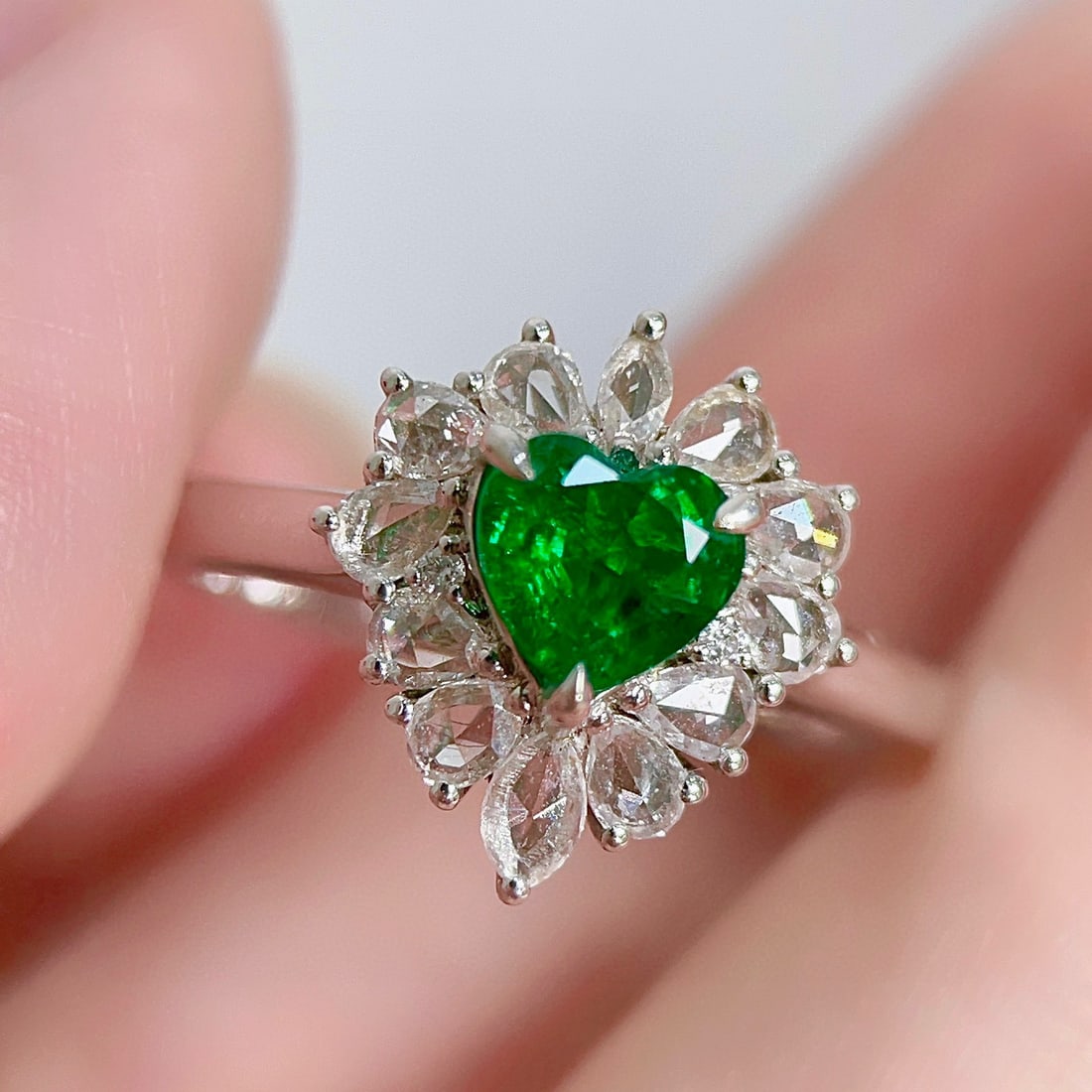 14k Gold 1.20 Ctw Vivid Green Natural Emerald & Diamond Ring: Ref:230954316 // gold content:14k gold // ring size:7. 25us // // main gemstone:emerald // shape:heart // carat weight:0. 8ct // color:vivid green // treatment:natural // // adjacent gemstone 2 :