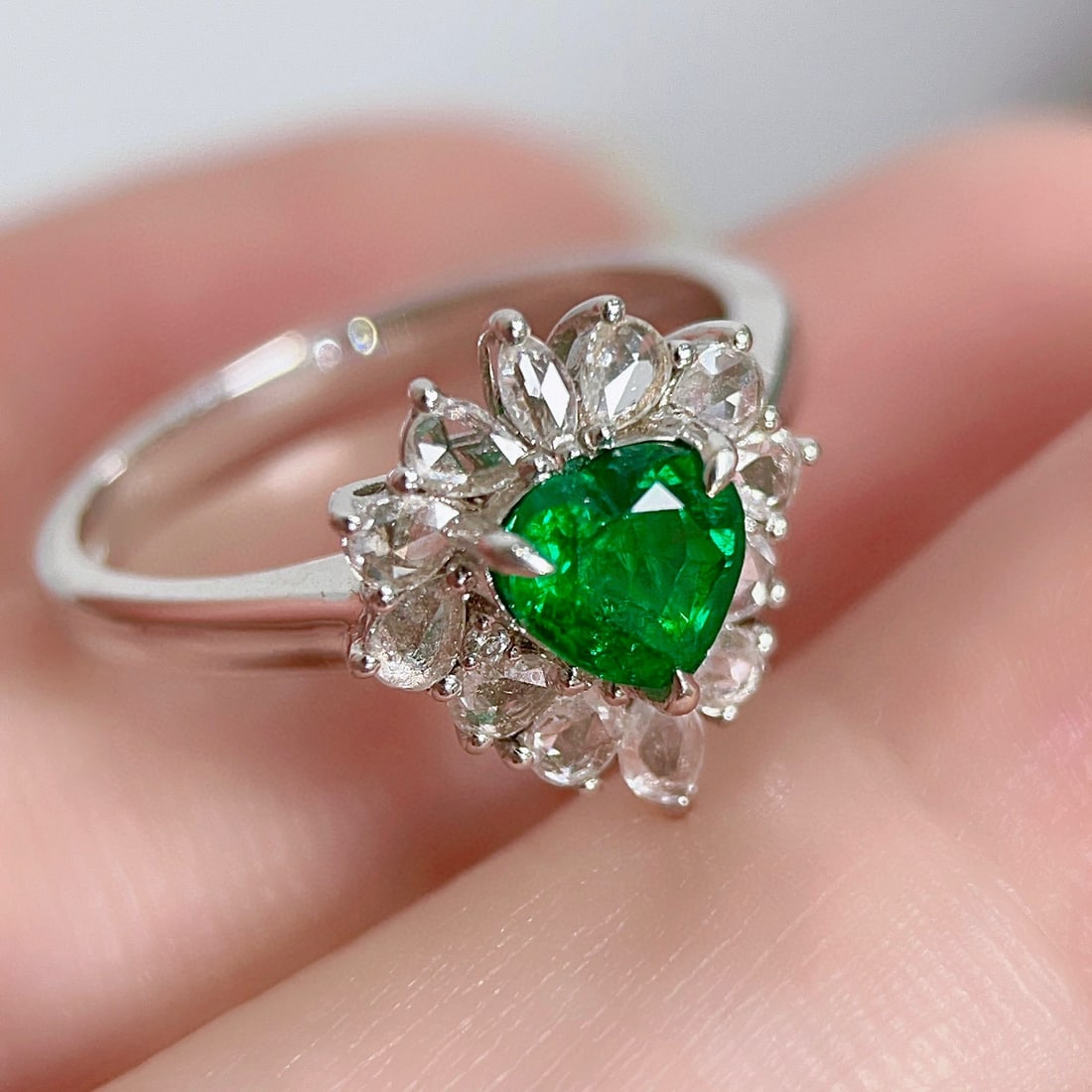 14k Gold 1.20 Ctw Vivid Green Natural Emerald & Diamond Ring - 3