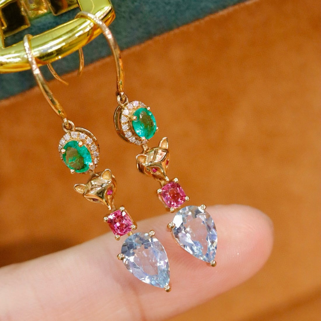 14k Gold 2.40 Ctw Natural Aquamarine & Diamond Earrings: Ref:230954326 // gold content:14k gold // main gemstone:aquamarine // shape:pear // carat weight:2. 28ct // color:blue // treatment:natural // // adjacent gemstone 2 : diamond // shape:round // carat