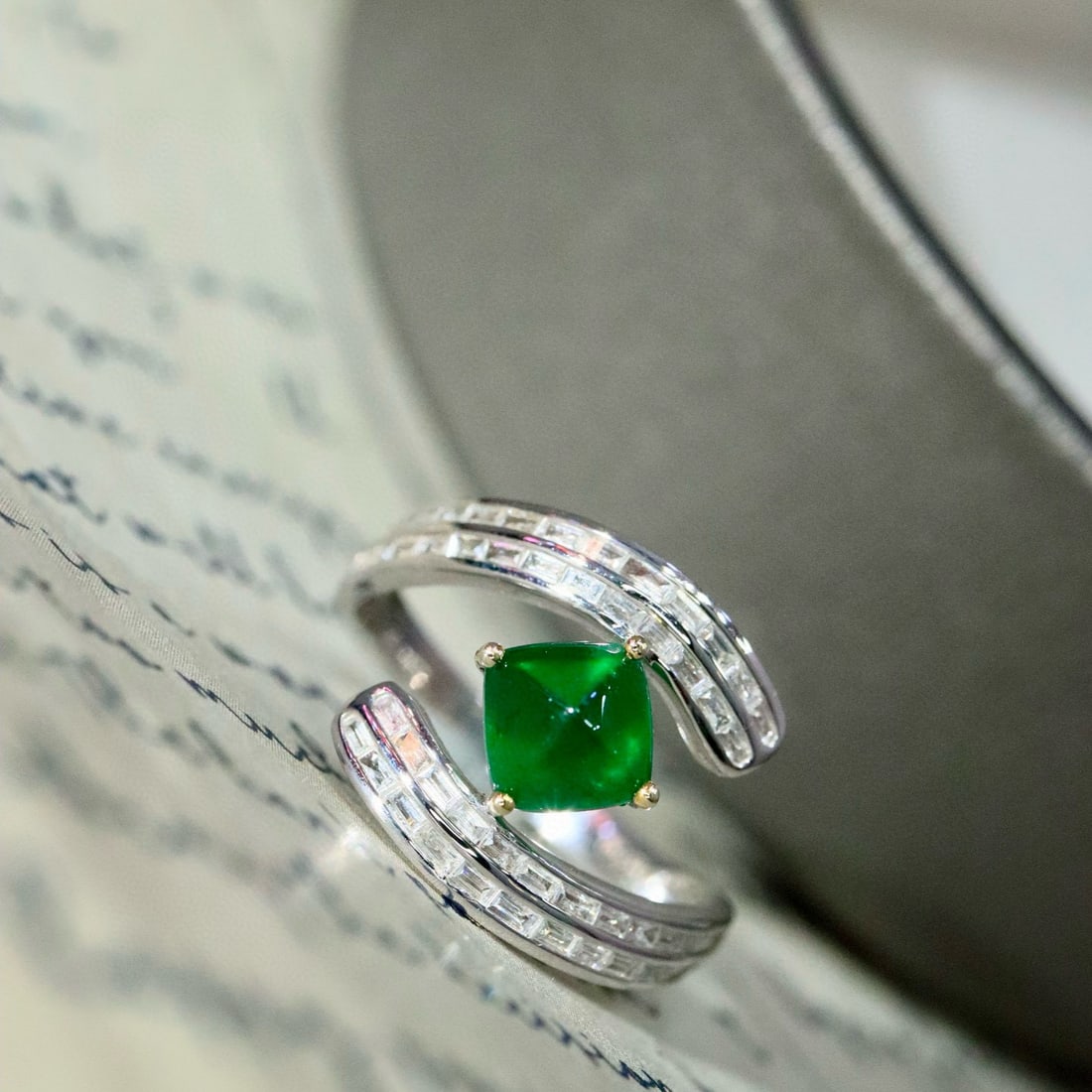 14k Gold 1.41 Ctw Vivid Green Natural Emerald & Diamond Ring: Ref:230954329 // gold content:14k gold // ring size:7. 25us // // main gemstone:emerald // shape:suger-loaf // carat weight:1. 01ct // color:vivid green // treatment:natural // // adjacent gemstone 2