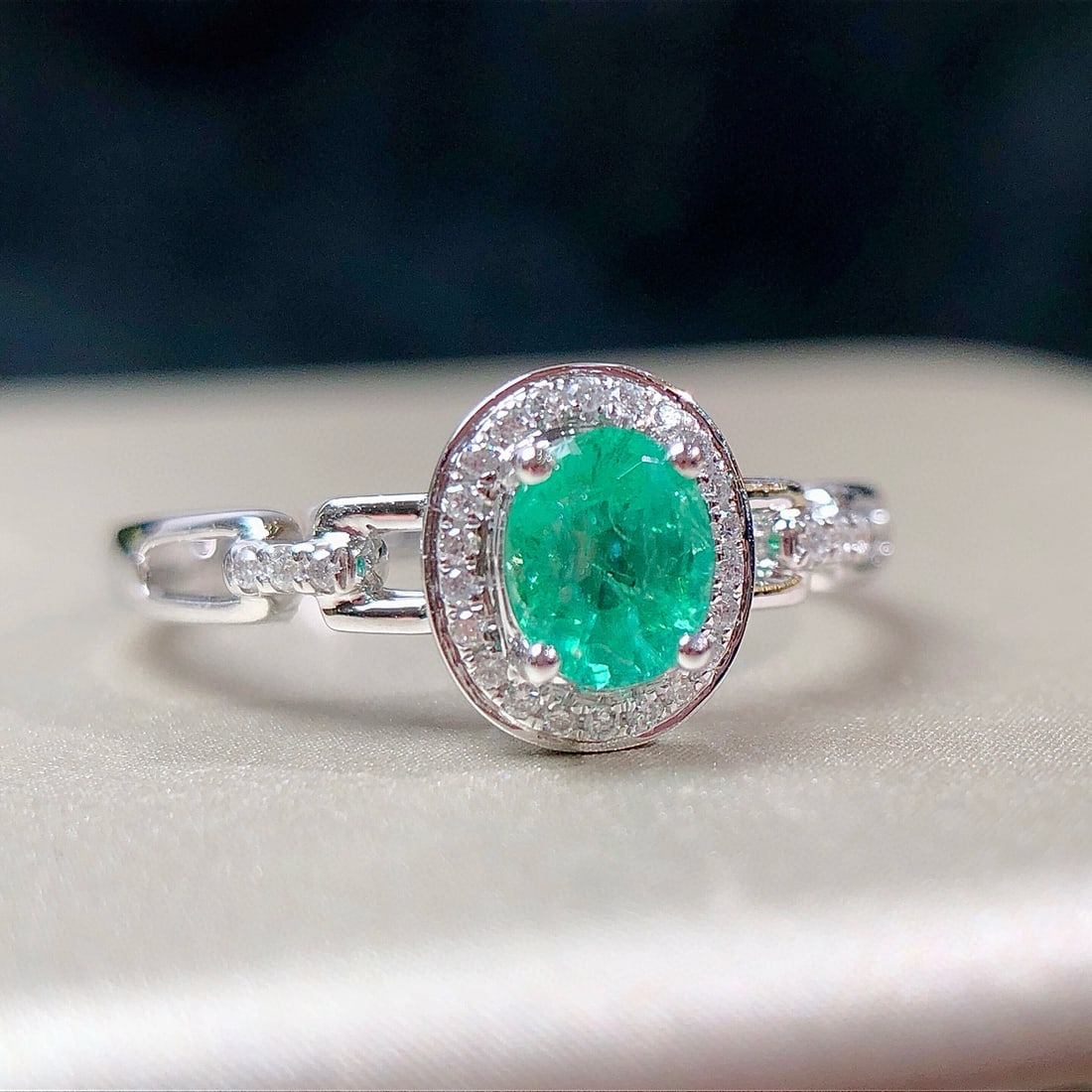 14k Gold 0.44 Ctw Natural Emerald & Diamond Ring: Ref:230954339 // gold content:14k gold // ring size:7. 25us // // main gemstone:emerald // shape:oval // carat weight:0. 36ct // color:green // treatment:natural // // adjacent gemstone 2 :