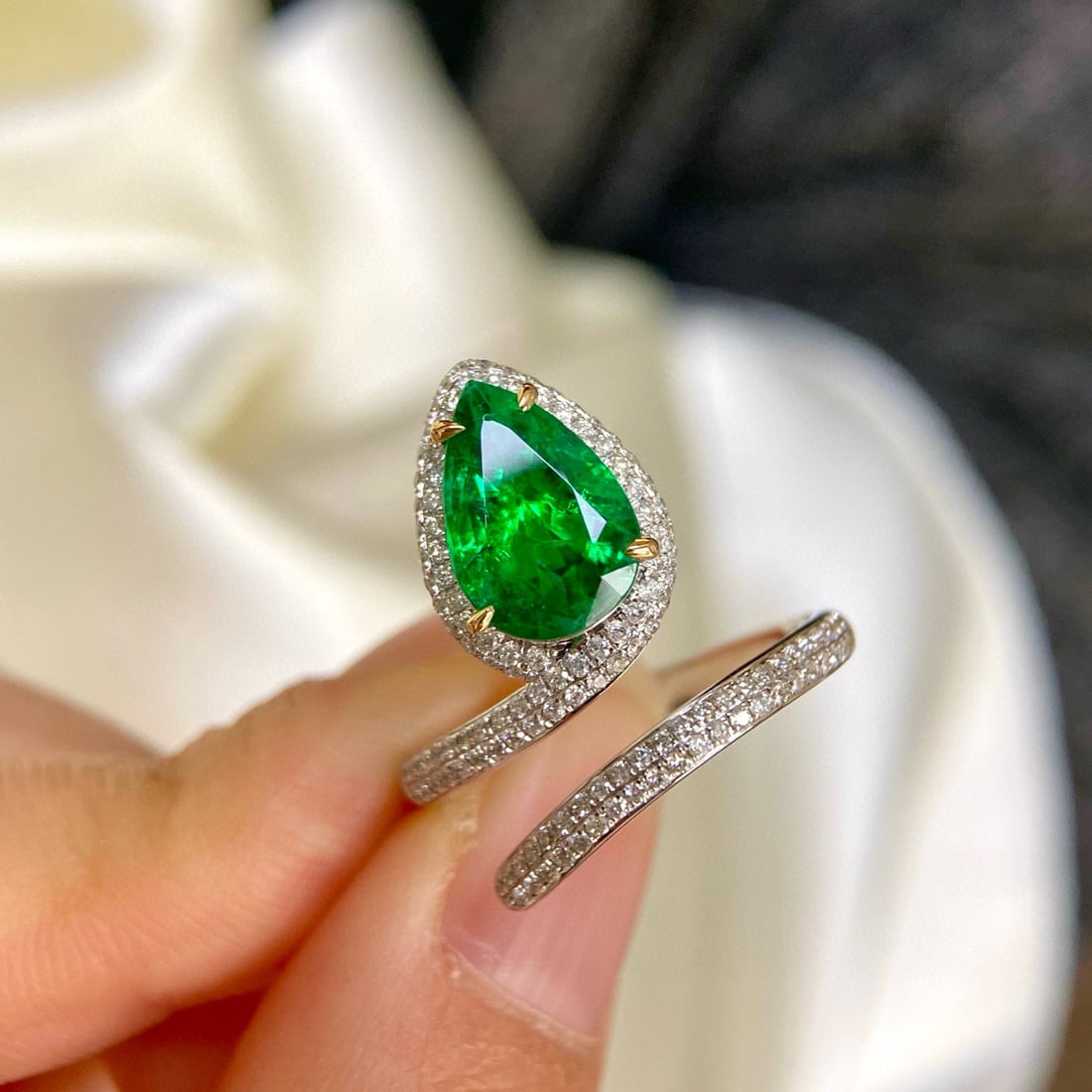 14k Gold 2.42 Ctw Vivid Green Natural Emerald & Diamond Ring - 2