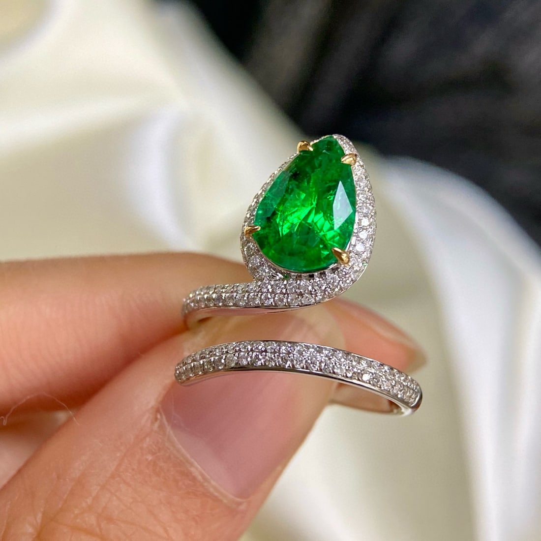 14k Gold 2.42 Ctw Vivid Green Natural Emerald & Diamond Ring - 3