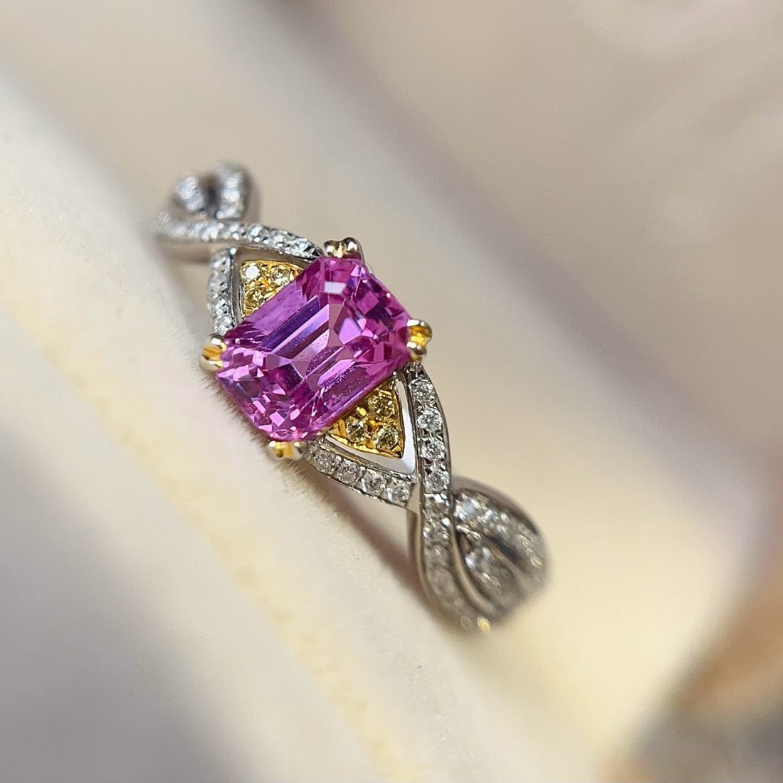 14k Gold 0.70 Ct Natural Padparadscha Sapphire & Diamond Ring - 4