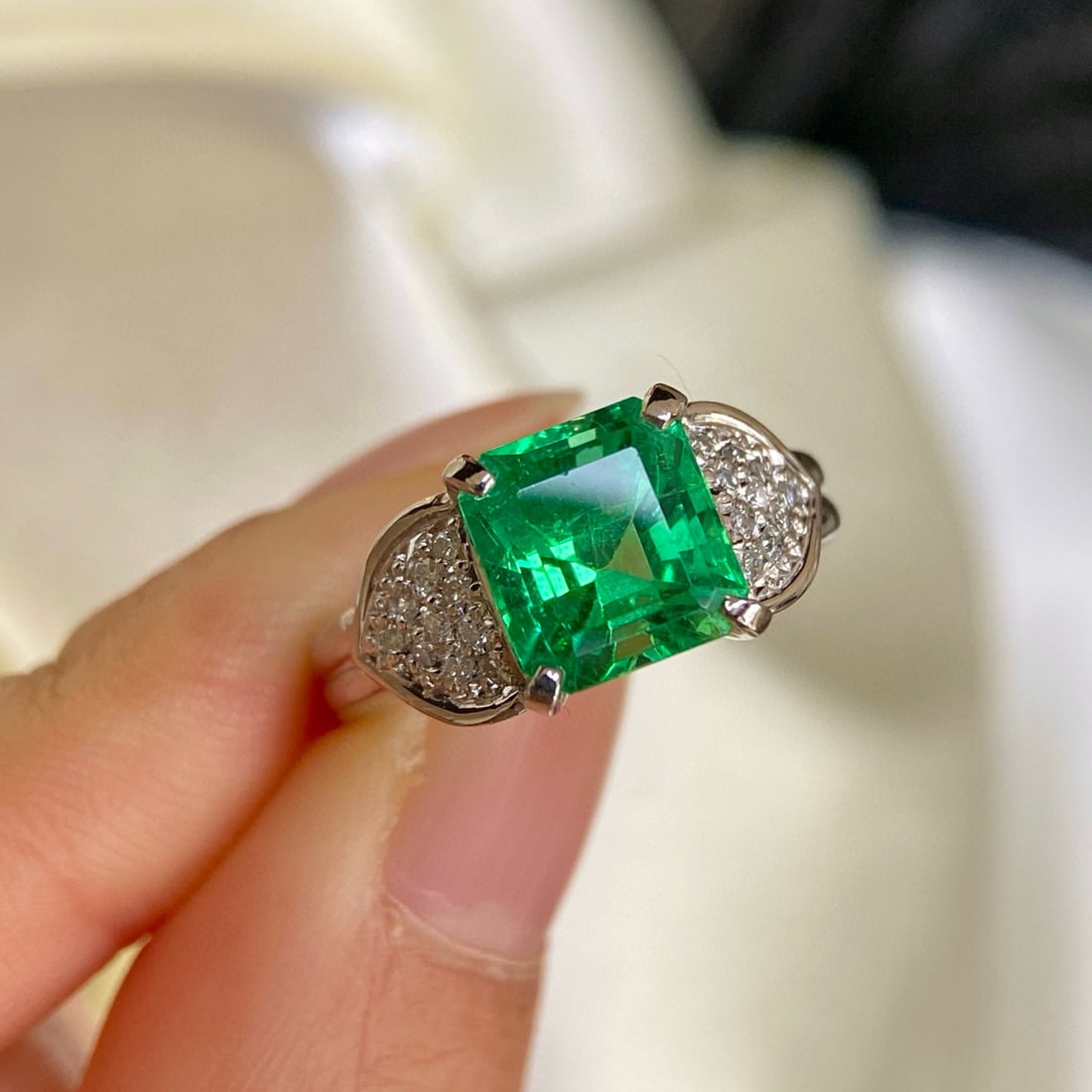 14k Gold 2.94 Ctw Natural Emerald & Diamond Ring: Ref:230954358 // gold content:14k gold // ring size:7. 25us // // main gemstone:emerald // shape:octagonal // carat weight:2. 82ct // color:green // treatment:natural // // adjacent gemstone 2 : diamo