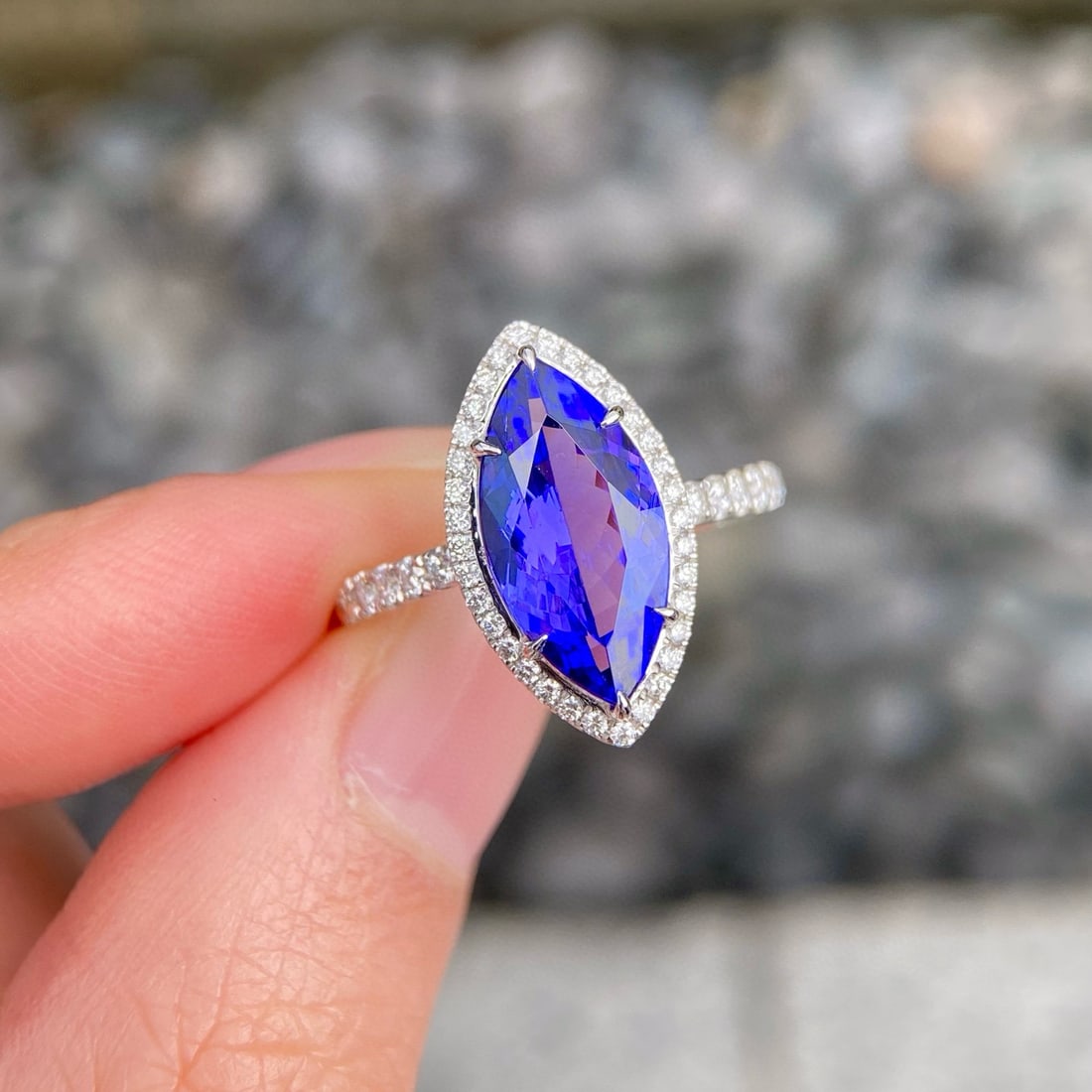 14k Gold 3.04 Ctw Natural Tanzanite & Diamond Ring: Ref:230954361 // gold content:14k gold // ring size:7. 25us // // main gemstone:tanzanite // shape:marquise // carat weight:2. 68ct // color:blue // treatment:natural // // adjacent gemstone 2 : diamo
