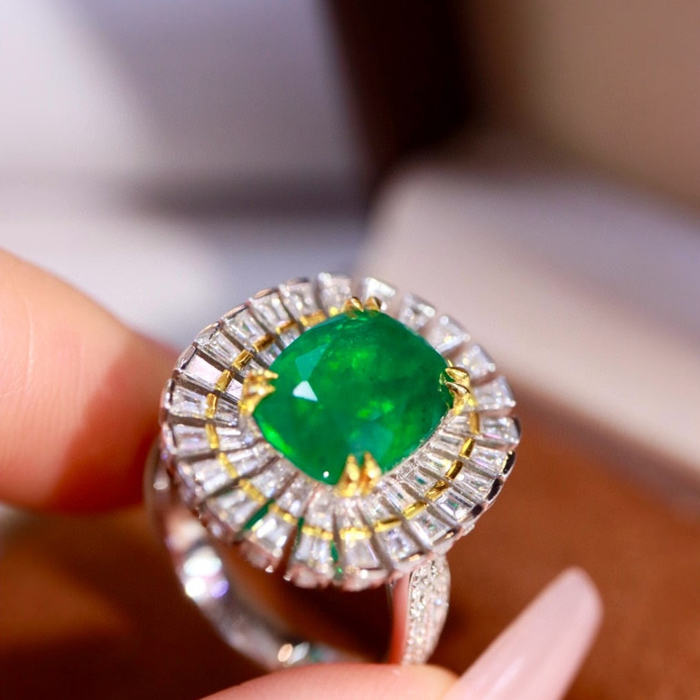 14k Gold 5.96 Ctw Vivid Green Natural Emerald & Diamond Ring - 2