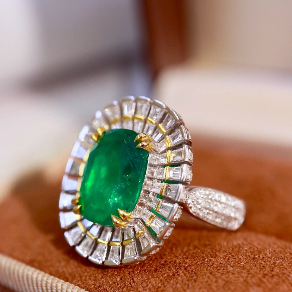14k Gold 5.96 Ctw Vivid Green Natural Emerald & Diamond Ring - 4