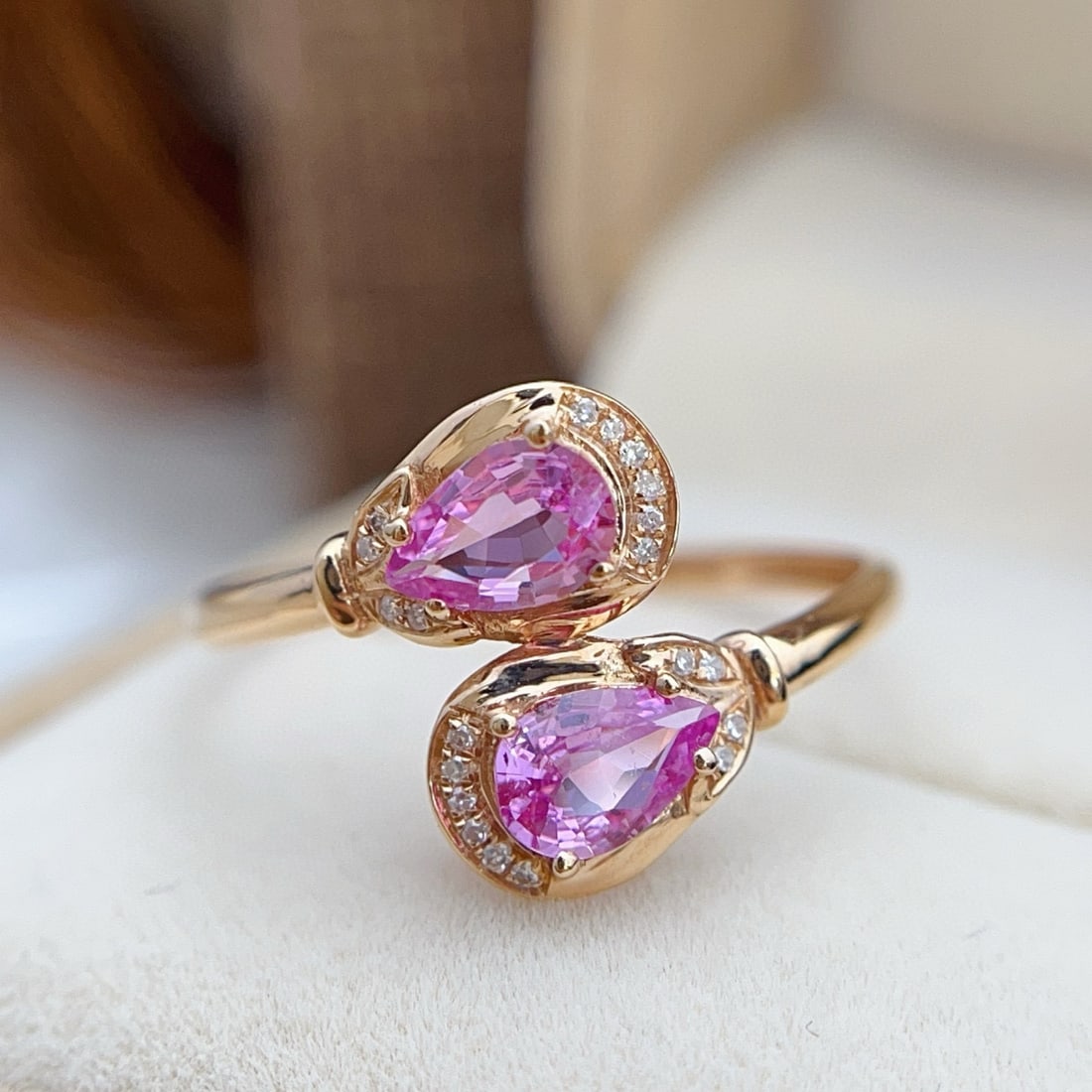 14k Gold 0.70 Ct Natural Padparadscha Sapphire & Diamond Ring: Ref:230954387 // gold content:14k gold // ring size:7. 25us // // main gemstone:padparadscha sapphire // shape:pear // carat weight:0. 70ct // color:orangish pink // treatment:natural // //