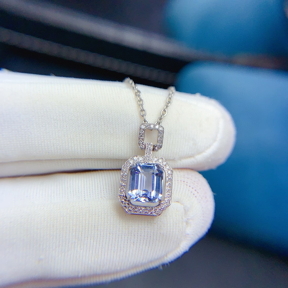 14k Gold 1.08 Ct Natural Sapphire & Diamond Pendant( Without Chain ): Ref:230954404 // gold content:14k gold // main gemstone:sapphire // shape:octagonal // carat weight:1. 08ct // color:blue // treatment:natural // // adjacent gemstone 2 : diamond // shape:round //