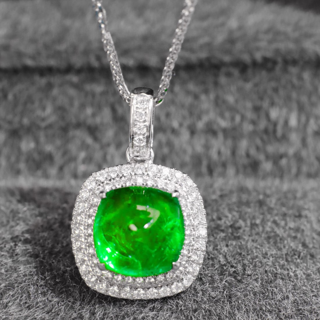 14k Gold 2.38 Ctw Vivid Green Natural Emerald & Diamond Pendant( Without Chain ): Ref:230954409 // gold content:14k gold // main gemstone:emerald // shape:suger-loaf // carat weight:2. 1ct // color:vivid green // treatment:natural // // adjacent gemstone 2 : diamond //
