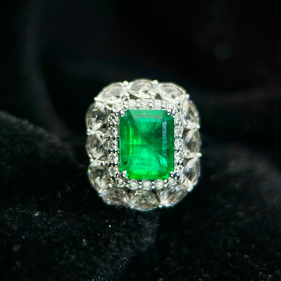 14k Gold 1.4 Ct Vivid Green Natural Emerald & Diamond & Sapphire Ring - 2