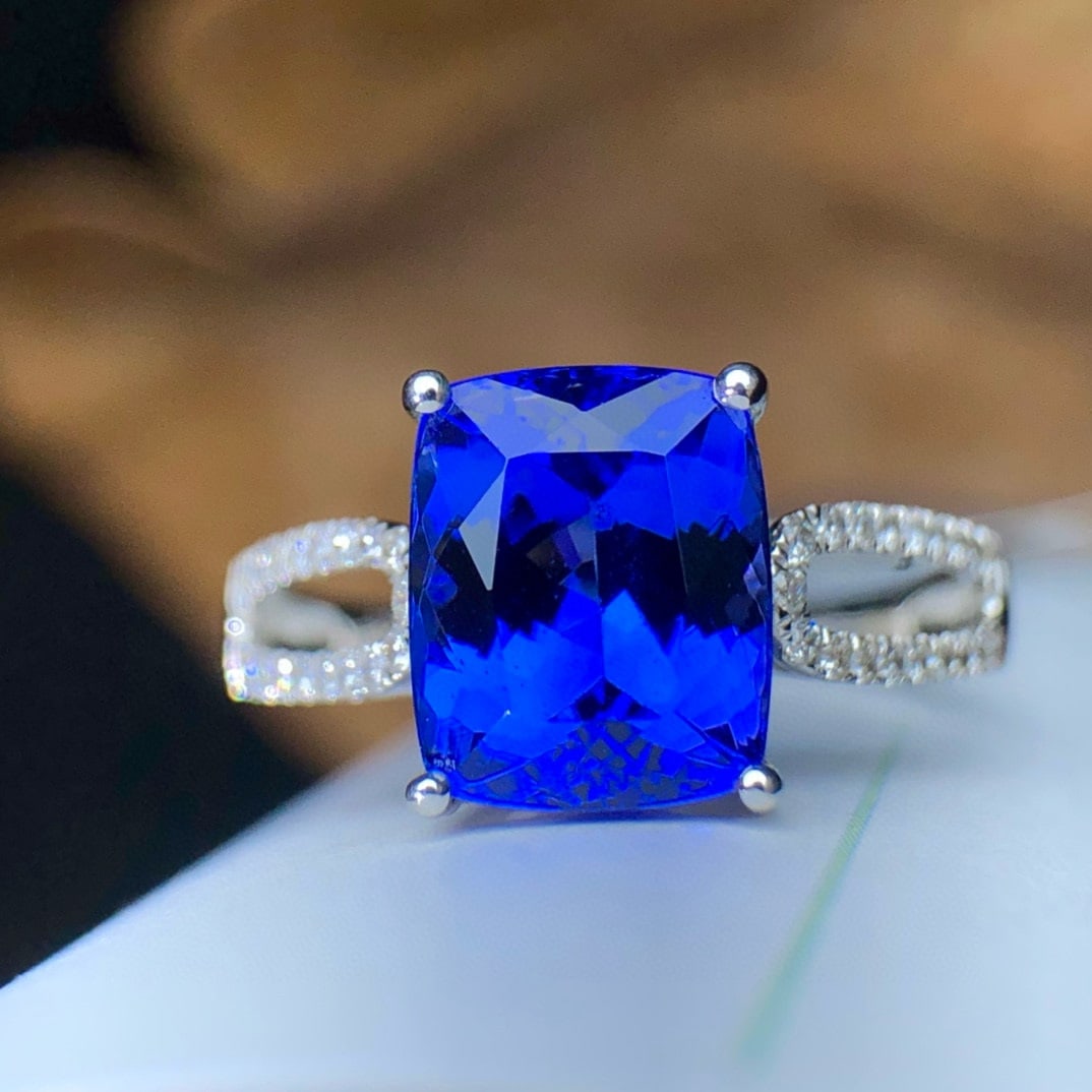 14k Gold 2.86 Ct Natural Tanzanite & Diamond Ring: Ref:230955001 // gold content:14k gold // ring size:7. 25us // // main gemstone:tanzanite // shape:cushion // carat weight:2. 86ct // color:blue // treatment:natural // // adjacent gemstone 2 : diamon