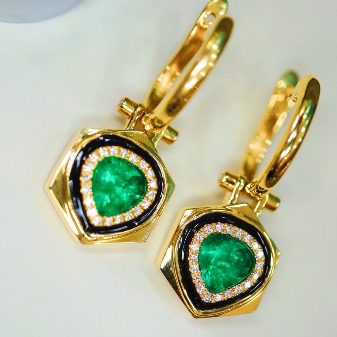 14k Gold 1.22 Ctw Vivid Green Natural Emerald & Diamond Earrings: Ref:230955003 // gold content:14k gold // main gemstone:emerald // shape:pear // carat weight:1. 05ct // color:vivid green // treatment:natural // // adjacent gemstone 2 : diamond // shape:round // ca