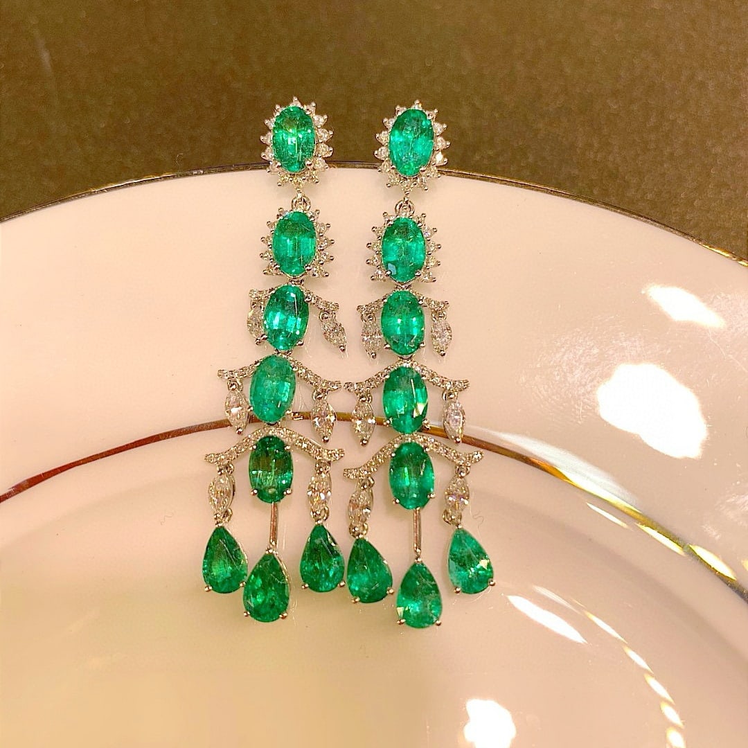 14k Gold 6.82 Ctw Natural Emerald & Diamond Earrings: Ref:230955016 // gold content:14k gold // main gemstone:emerald // shape:multiply // carat weight:5. 68ct // color:green // treatment:natural // // adjacent gemstone 2 : diamond // shape:multiply