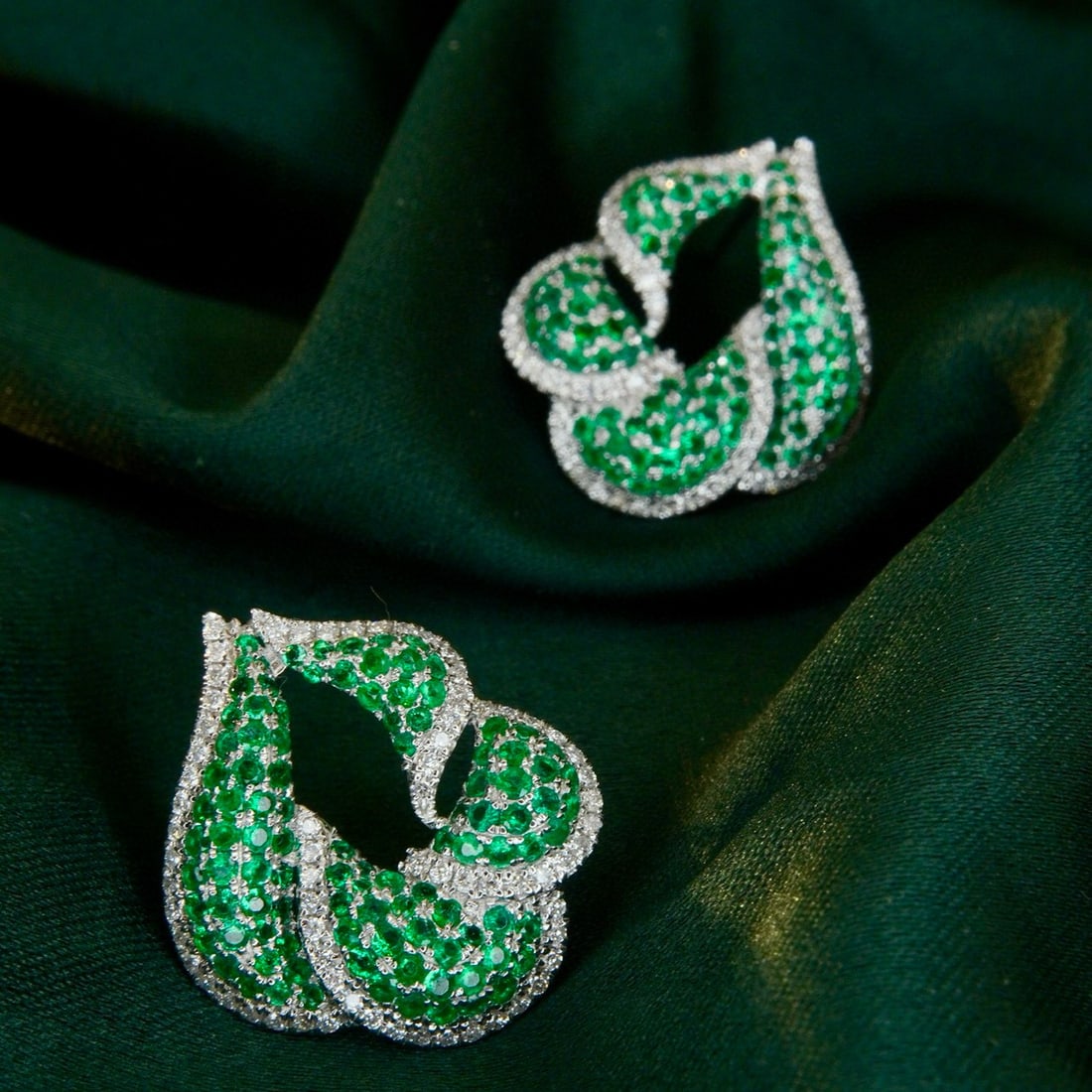 14k Gold 2.04 Ctw Natural Emerald & Diamond Earrings: Ref:230955032 // gold content:14k gold // main gemstone:emerald // shape:round // carat weight:1. 58ct // color:green // treatment:natural // cut grade:g // // adjacent gemstone 2 : diamond // shape:r