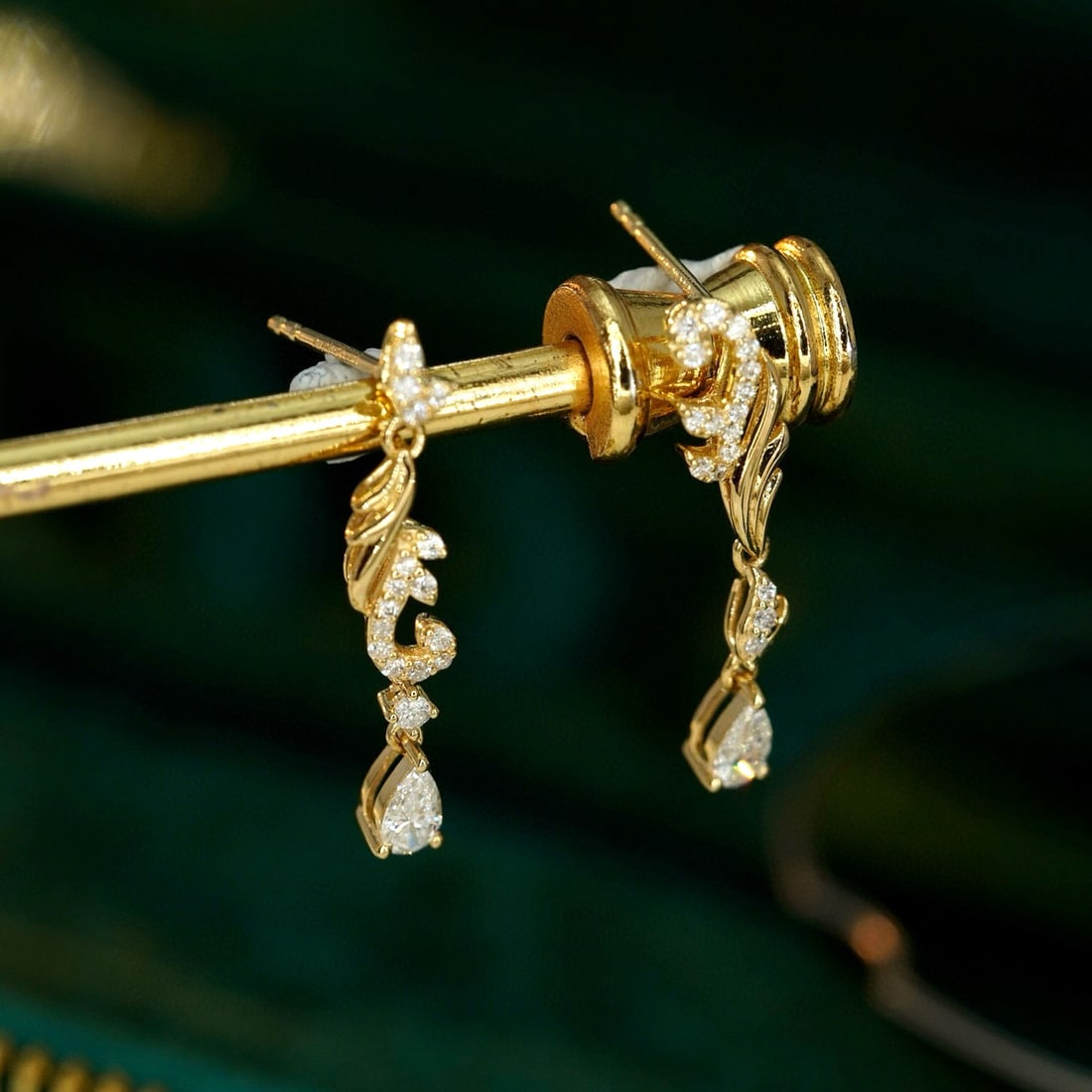 14k Gold 0.44 Ct Natural H Diamond Earrings: Ref:230955039 // gold content:14k gold // main gemstone:diamond // shape:multiply // carat weight:0. 44ct // clarity grade:vs-si // color:h // treatment:natural // Low Estimate: 3700 Condition: New H