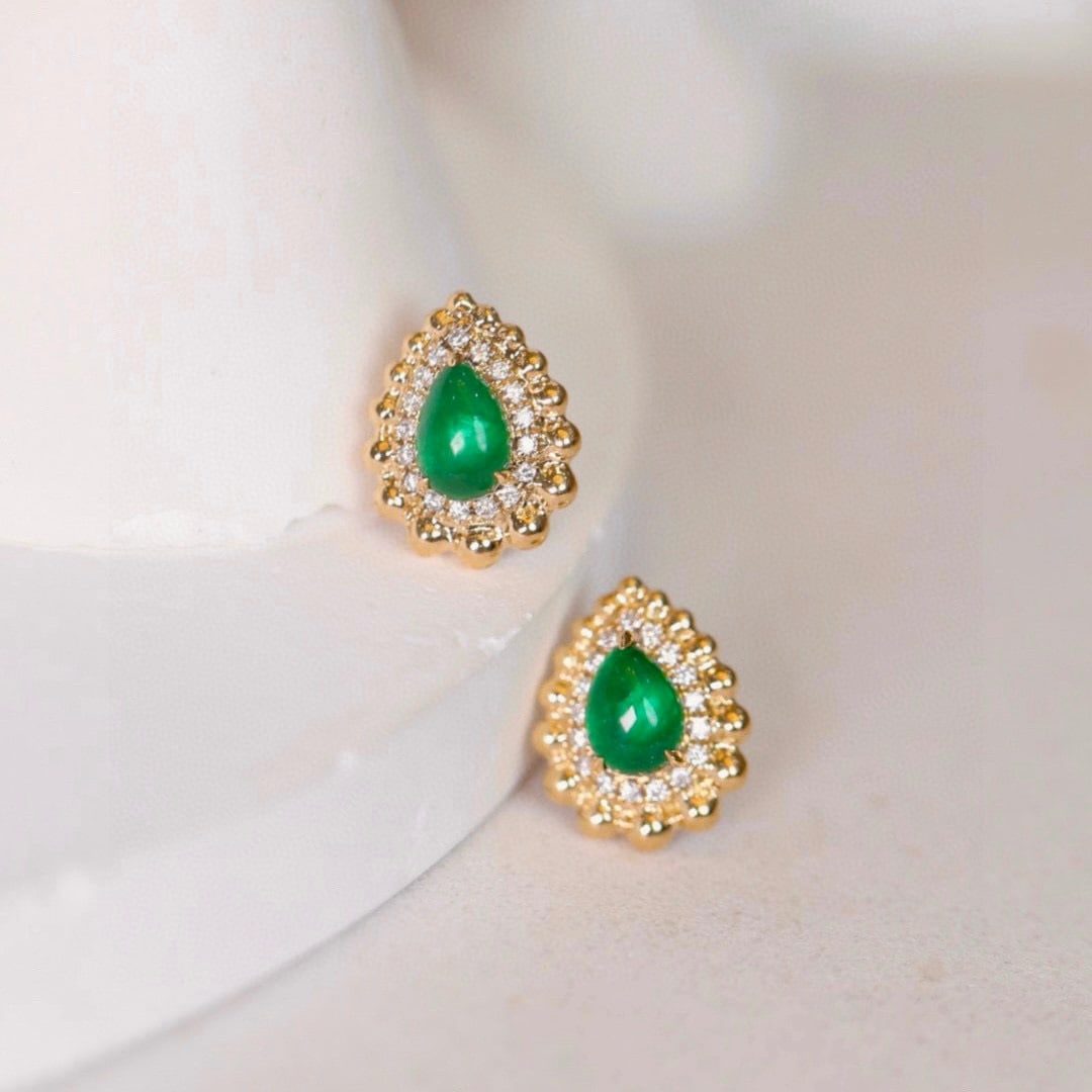 14k Gold 1.18 Ctw Vivid Green Natural Emerald & Diamond Earrings: Ref:230955041 // gold content:14k gold // main gemstone:emerald // shape:pear // carat weight:1. 05ct // color:vivid green // treatment:natural // // adjacent gemstone 2 : diamond // shape:round // ca