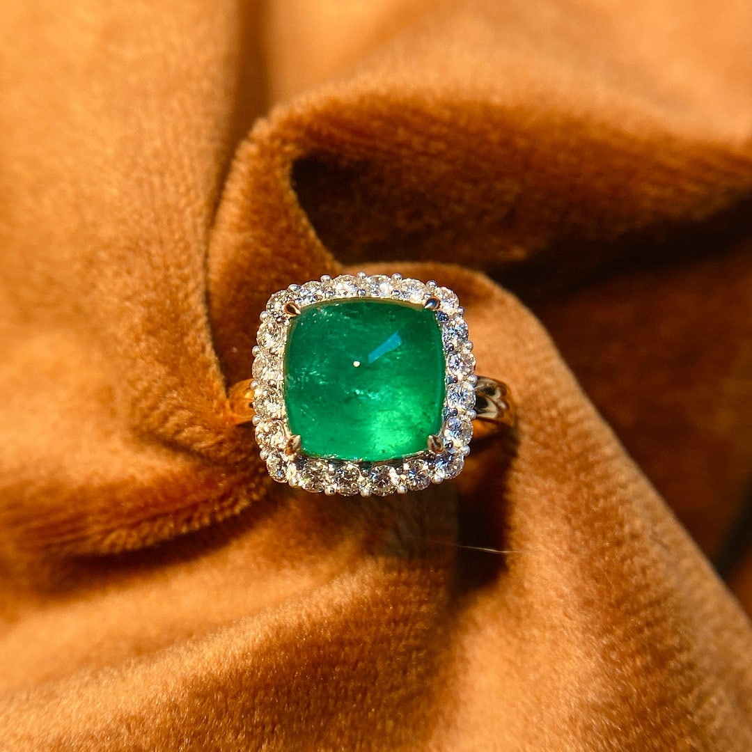 14k Gold 4.99 Ctw Vivid Green Natural Emerald & Diamond Ring: Ref:230955064 // gold content:14k gold // ring size:7. 25us // // main gemstone:emerald // shape:suger-loaf // carat weight:4. 40ct // color:vivid green // treatment:natural // // adjacent gemstone 2