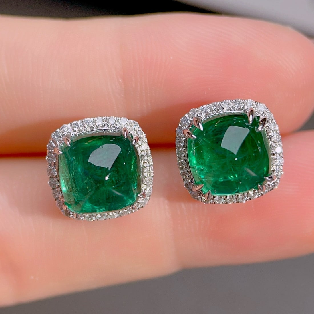 14k Gold 7.78 Ctw Vivid Green Natural Emerald & Diamond Earrings: Ref:230955065 // gold content:14k gold // main gemstone:emerald // shape:suger-loaf // carat weight:7. 36ct // color:vivid green // treatment:natural // // adjacent gemstone 2 : diamond // shape:round