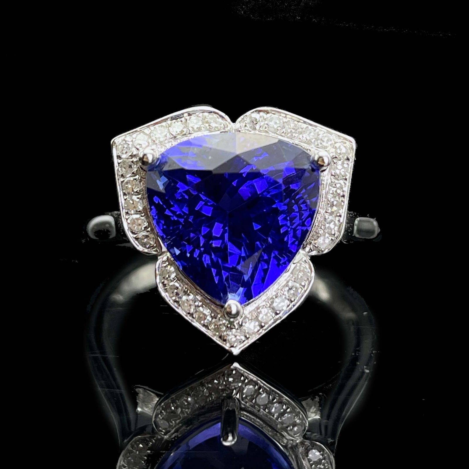 14k Gold 4.5 Ct Natural Tanzanite & Diamond Ring: Ref:230955067 // gold content:14k gold // ring size:7. 25us // // main gemstone:tanzanite // shape:triangle // carat weight:4. 5ct // color:blue // treatment:natural // // adjacent gemstone 2 : diamon