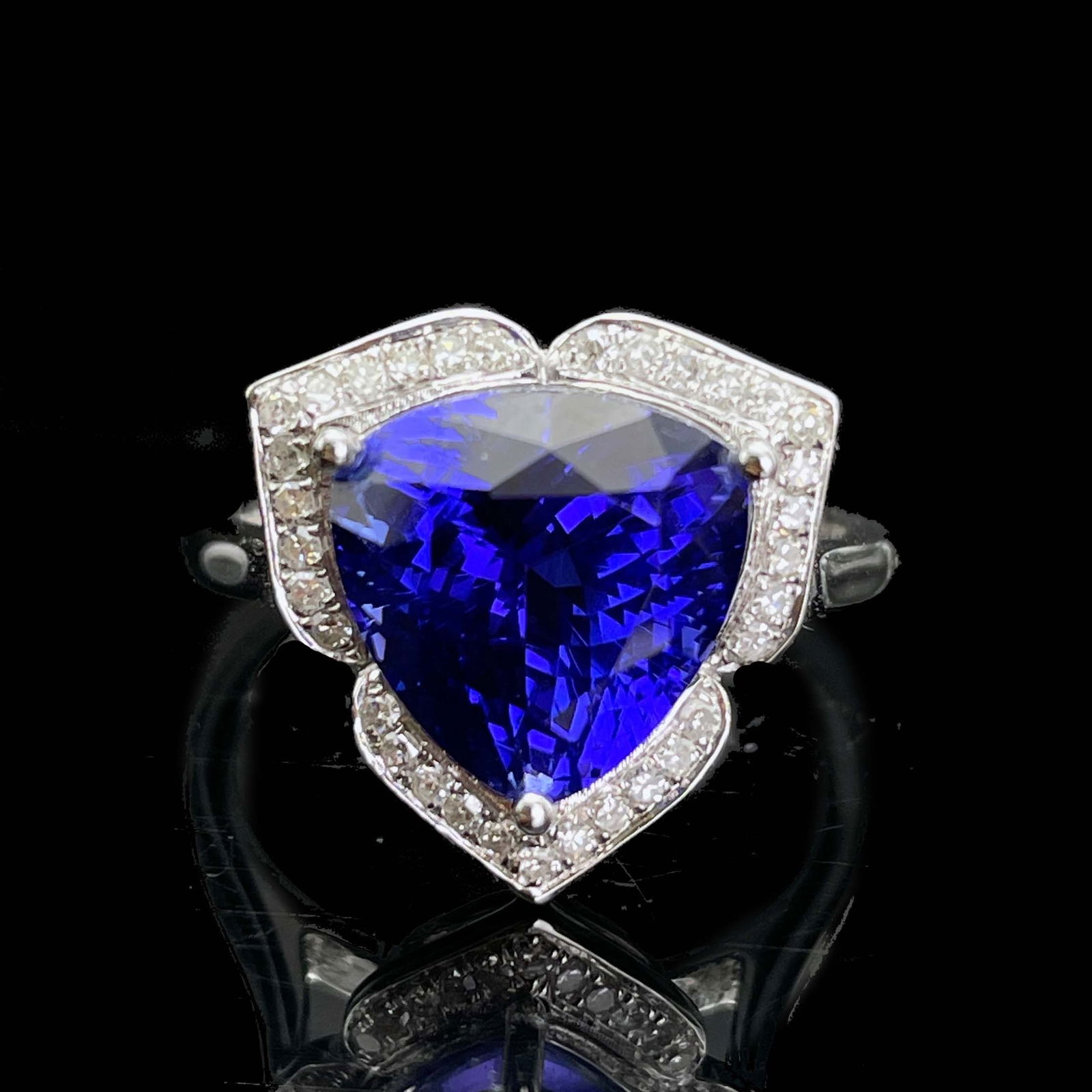 14k Gold 4.5 Ct Natural Tanzanite & Diamond Ring - 3