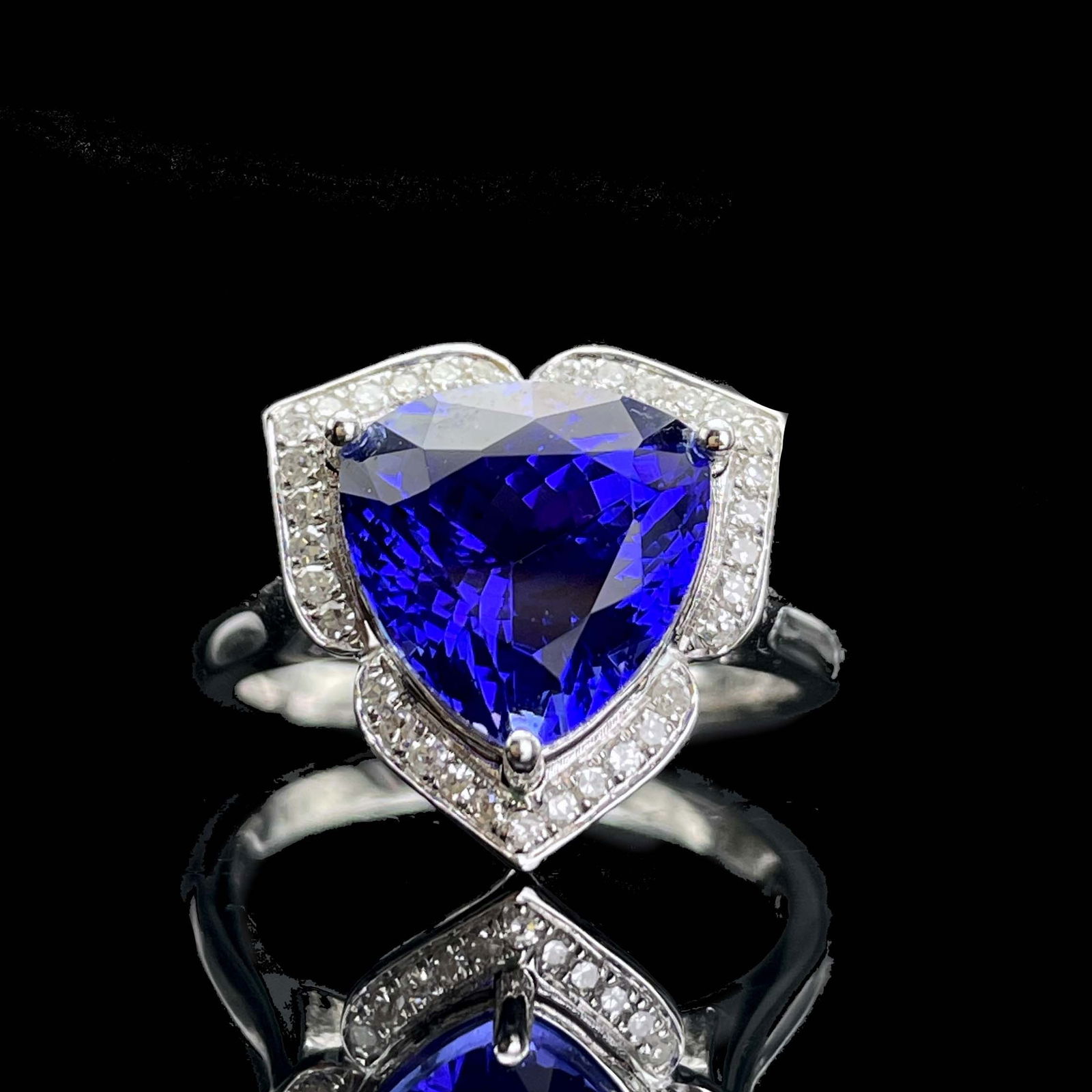 14k Gold 4.5 Ct Natural Tanzanite & Diamond Ring - 4