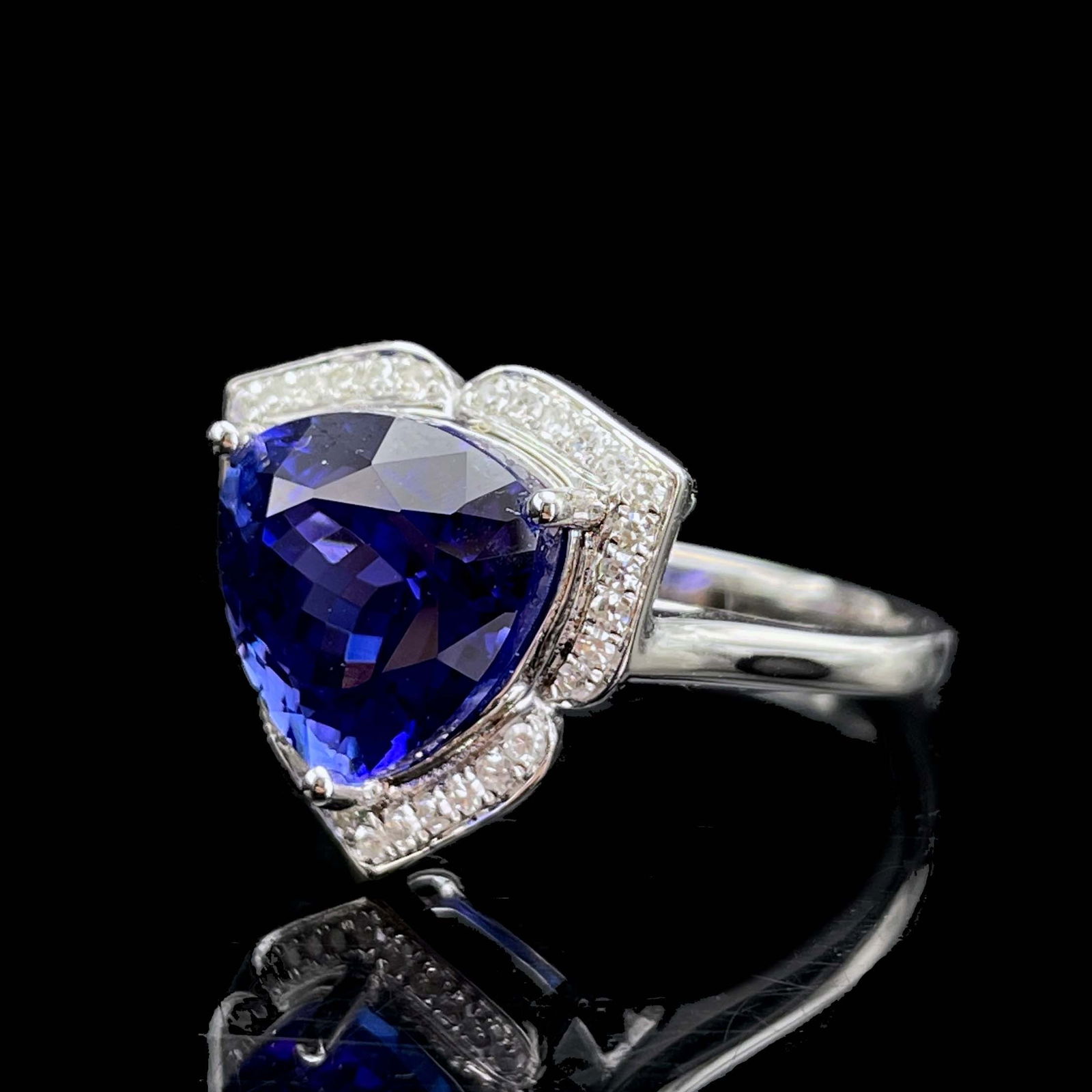 14k Gold 4.5 Ct Natural Tanzanite & Diamond Ring - 6