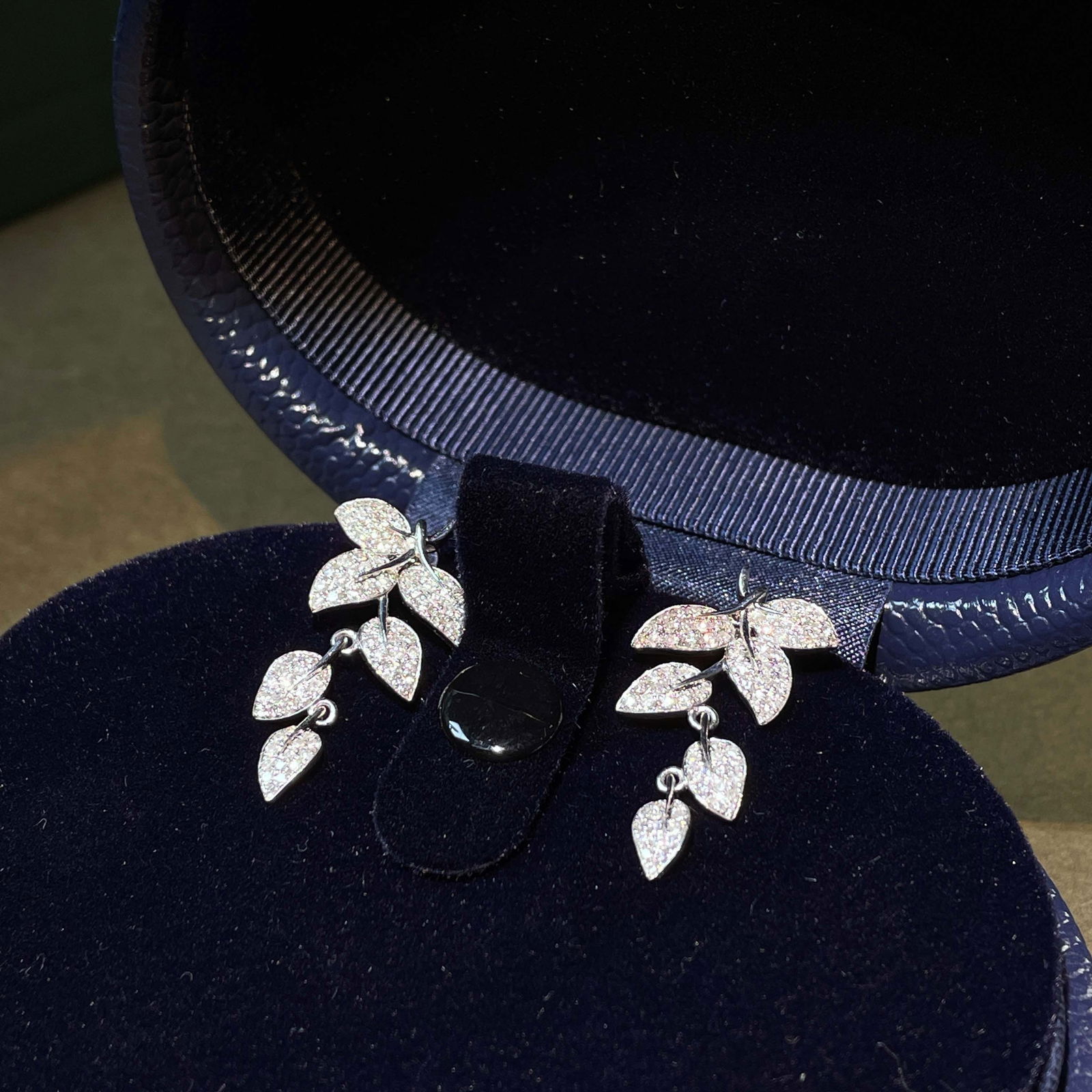 14k Gold 1.1 Ct Natural H Diamond Earrings: Ref:230955068 // gold content:14k gold // main gemstone:diamond // shape:round // carat weight:1. 1ct // clarity grade:vs-si // color:h // treatment:natural // cut grade:g // Condition: NewLow