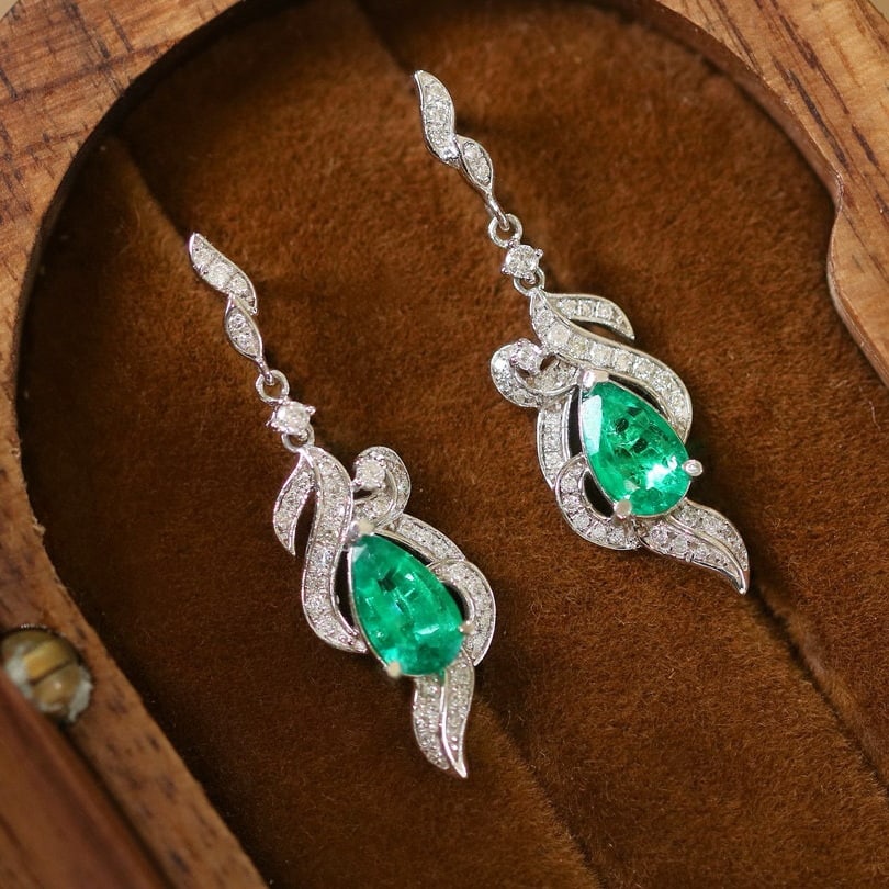14k Gold 1.14 Ctw Natural Emerald & Diamond Earrings: Ref:230955094 // gold content:14k gold // main gemstone:emerald // shape:pear // carat weight:0. 9ct // color:green // treatment:natural // // adjacent gemstone 2 : diamond // shape:round // carat