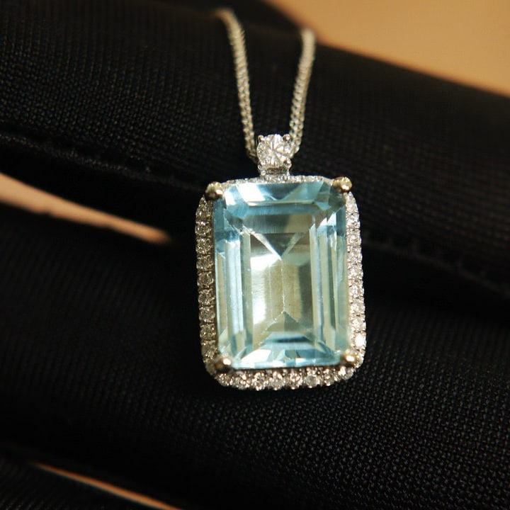 14k Gold 5.20 Ct Natural Aquamarine & Diamond Pendant( Without Chain ): Ref:230955096 // gold content:14k gold // main gemstone:aquamarine // shape:octagonal // carat weight:5. 20ct // color:santa maria color // treatment:natural // // adjacent gemstone 2 : diamond //