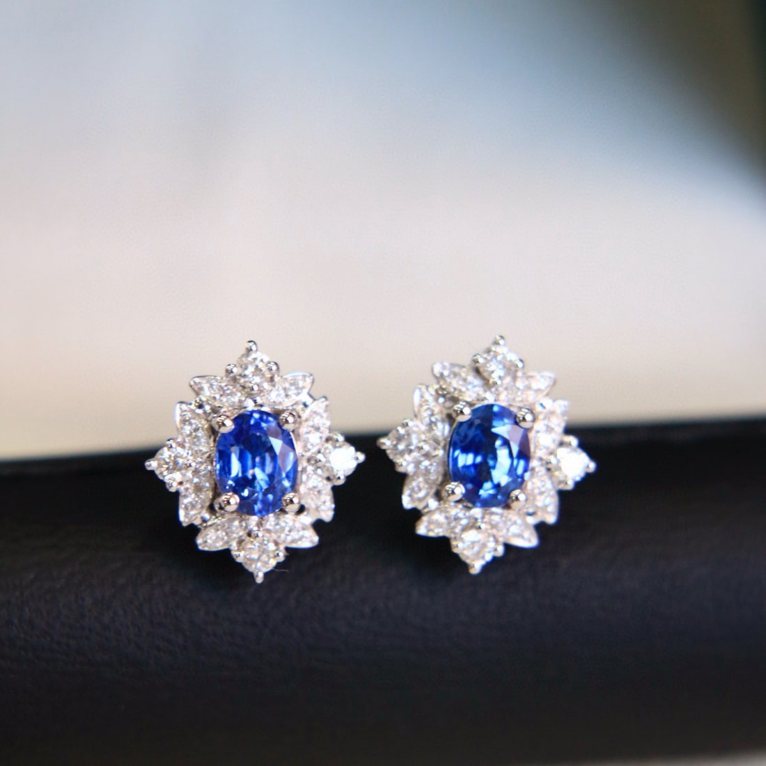 14k Gold 1.18 Ctw Natural Sapphire & Diamond Earrings: Ref:230955097 // gold content:14k gold // main gemstone:sapphire // shape:oval // carat weight:0. 9ct // color:cornflower blue // treatment:natural // // adjacent gemstone 2 : diamond //