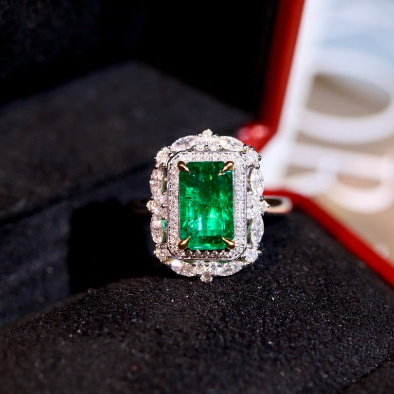 14k Gold 2.22 Ctw Vivid Green Natural Emerald & Diamond Ring: Ref:230955109 // gold content:14k gold // ring size:7. 25us // // main gemstone:emerald // shape:octagonal // carat weight:1. 69ct // color:vivid green // treatment:natural // // adjacent gemstone