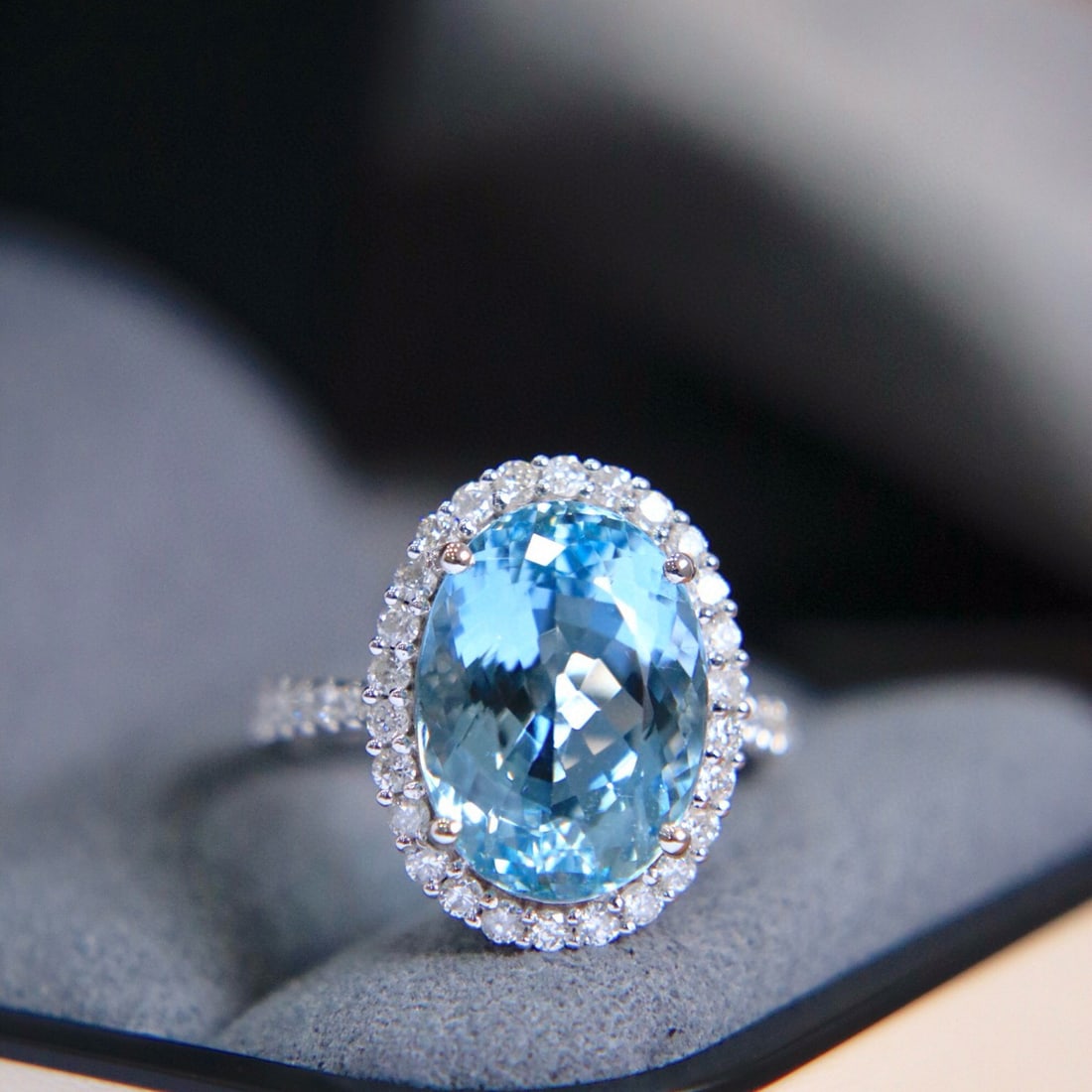 14k Gold 7.60 Ctw Natural Aquamarine & Diamond Ring: Ref:230955116 // gold content:14k gold // ring size:7. 25us // // main gemstone:aquamarine // shape:oval // carat weight:6. 95ct // color:santa maria color // treatment:natural // // adjacent gemstone