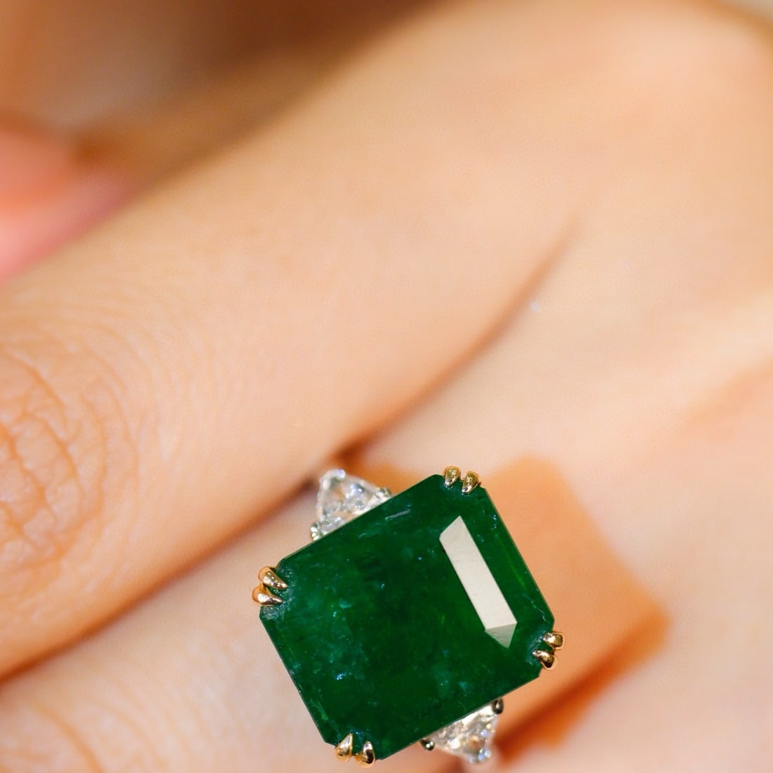 14k Gold 6.96 Ctw Vivid Green Natural Emerald & Diamond Ring - 2