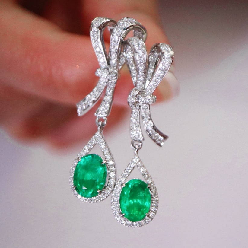 14k Gold 2.28 Ctw Vivid Green Natural Emerald & Diamond Earrings: Ref:230955194 // gold content:14k gold // main gemstone:emerald // shape:oval // carat weight:1. 66ct // color:vivid green // treatment:natural // // adjacent gemstone 2 : diamond // shape:round //