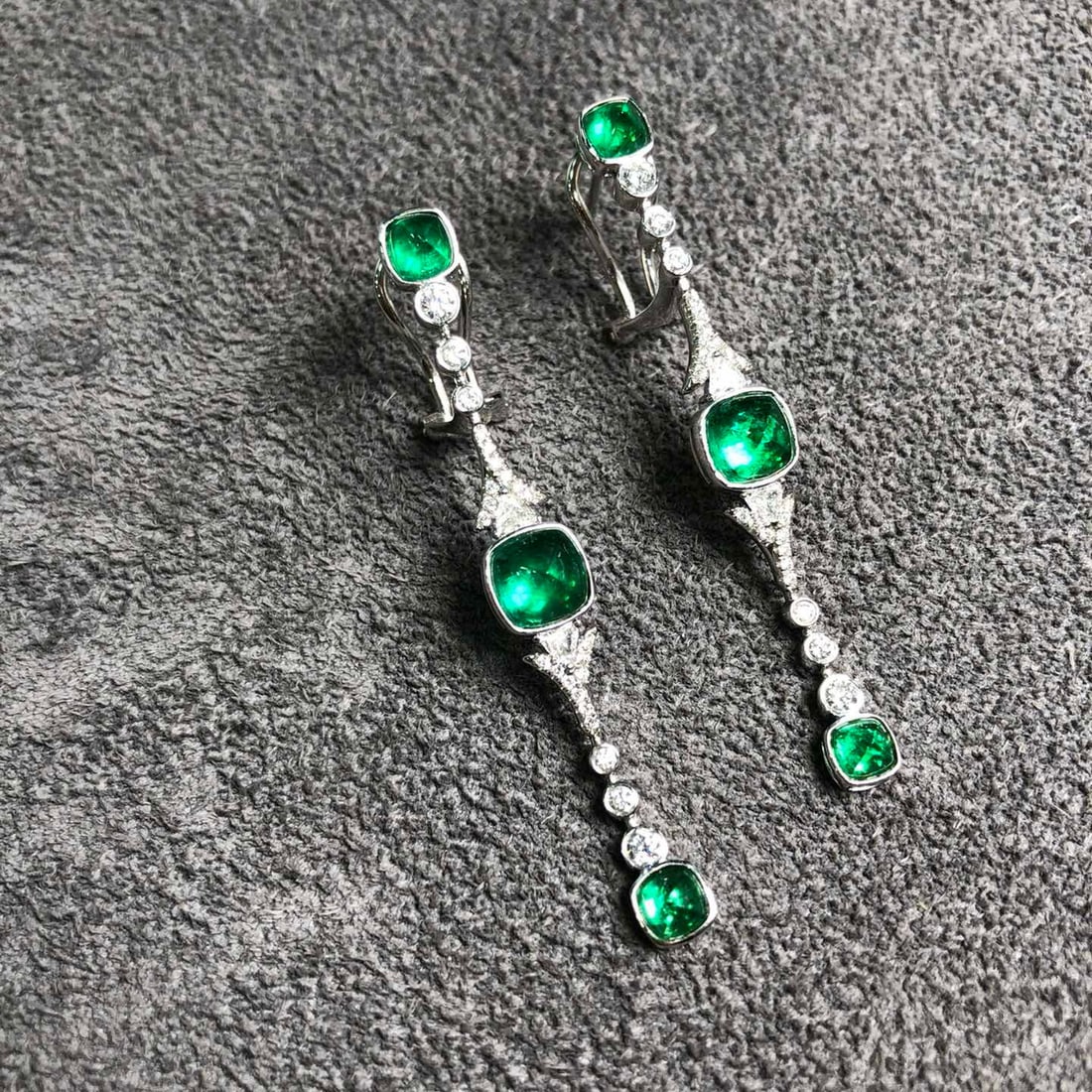 14k Gold 4.27 Ctw Vivid Green Natural Emerald & Diamond Earrings: Ref:230955215 // gold content:14k gold // main gemstone:emerald // shape:suger-loaf // carat weight:3. 58ct // color:vivid green // treatment:natural // // adjacent gemstone 2 : diamond //