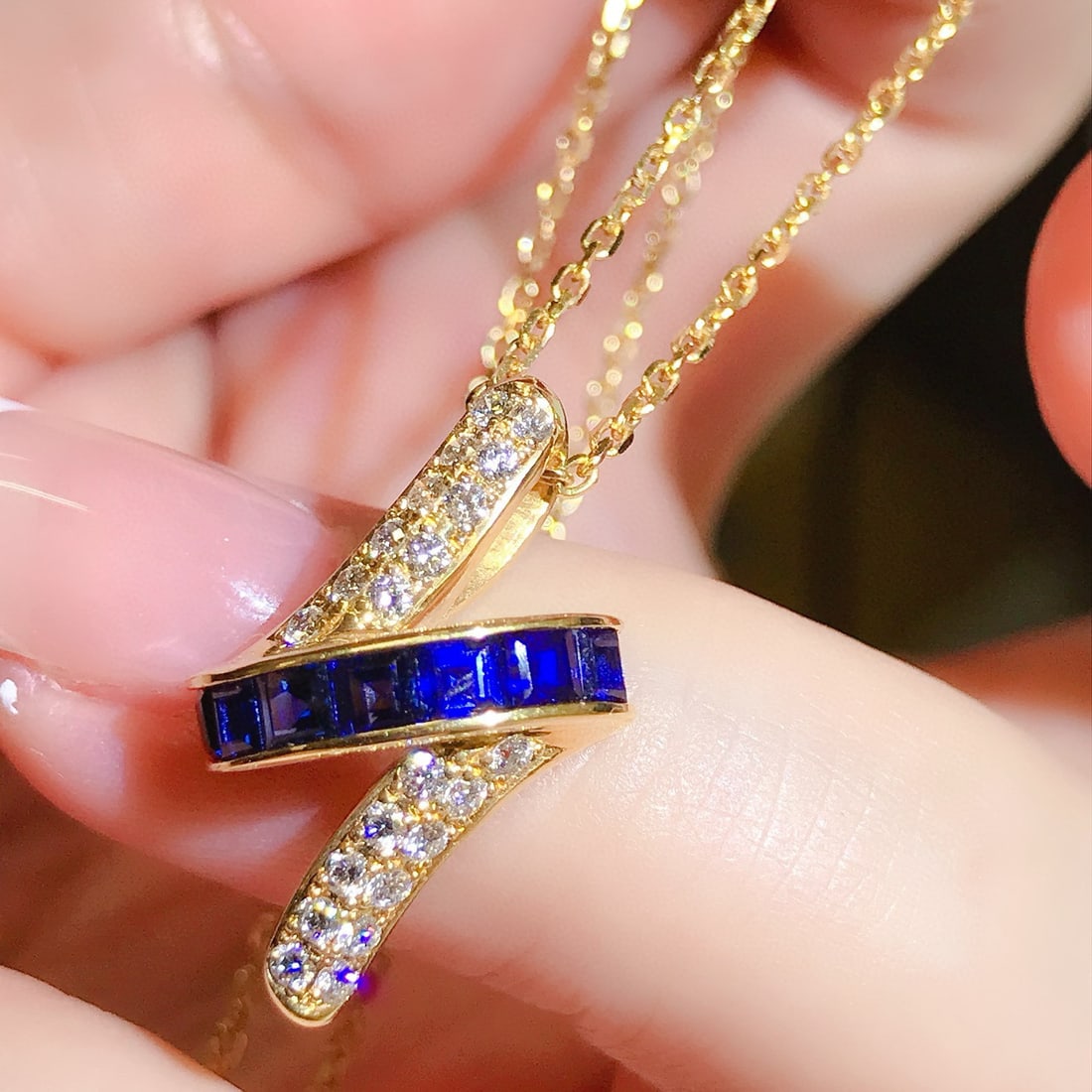 14k Gold 0.85 Ctw Vivid Blue Natural Sapphire & Diamond Necklace: Ref:230955259 // gold content:14k gold // main gemstone:sapphire // shape:square // carat weight:0. 65ct // color:vivid blue // treatment:natural // // adjacent gemstone 2 : diamond // shape:round