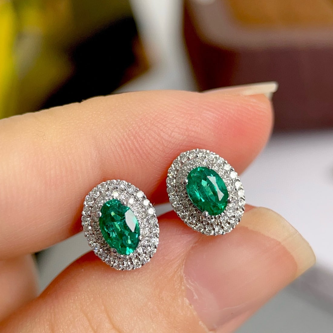 14k Gold 1.19 Ctw Natural Emerald & Diamond Earrings: Ref:230956006 // gold content:14k gold // main gemstone:emerald // shape:oval // carat weight:0. 83ct // color:green // treatment:natural // // adjacent gemstone 2 : diamond // shape:round // carat we