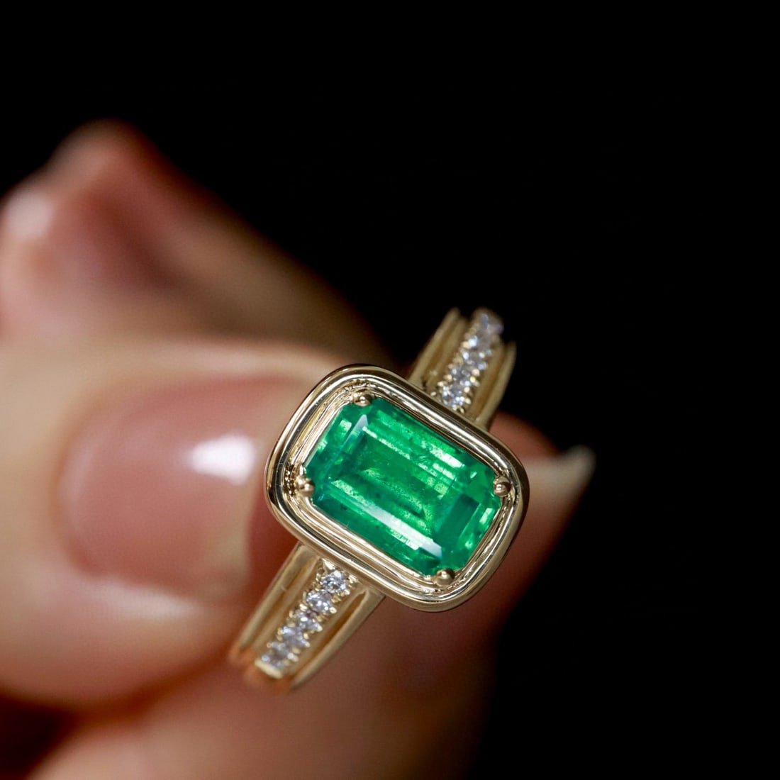 14k Gold 0.98 Ctw Natural Emerald & Diamond Ring: Ref:230956020 // gold content:14k gold // ring size:7. 25us // // main gemstone:emerald // shape:octagonal // carat weight:0. 92ct // color:green // treatment:natural // // adjacent gemstone 2 : diamo
