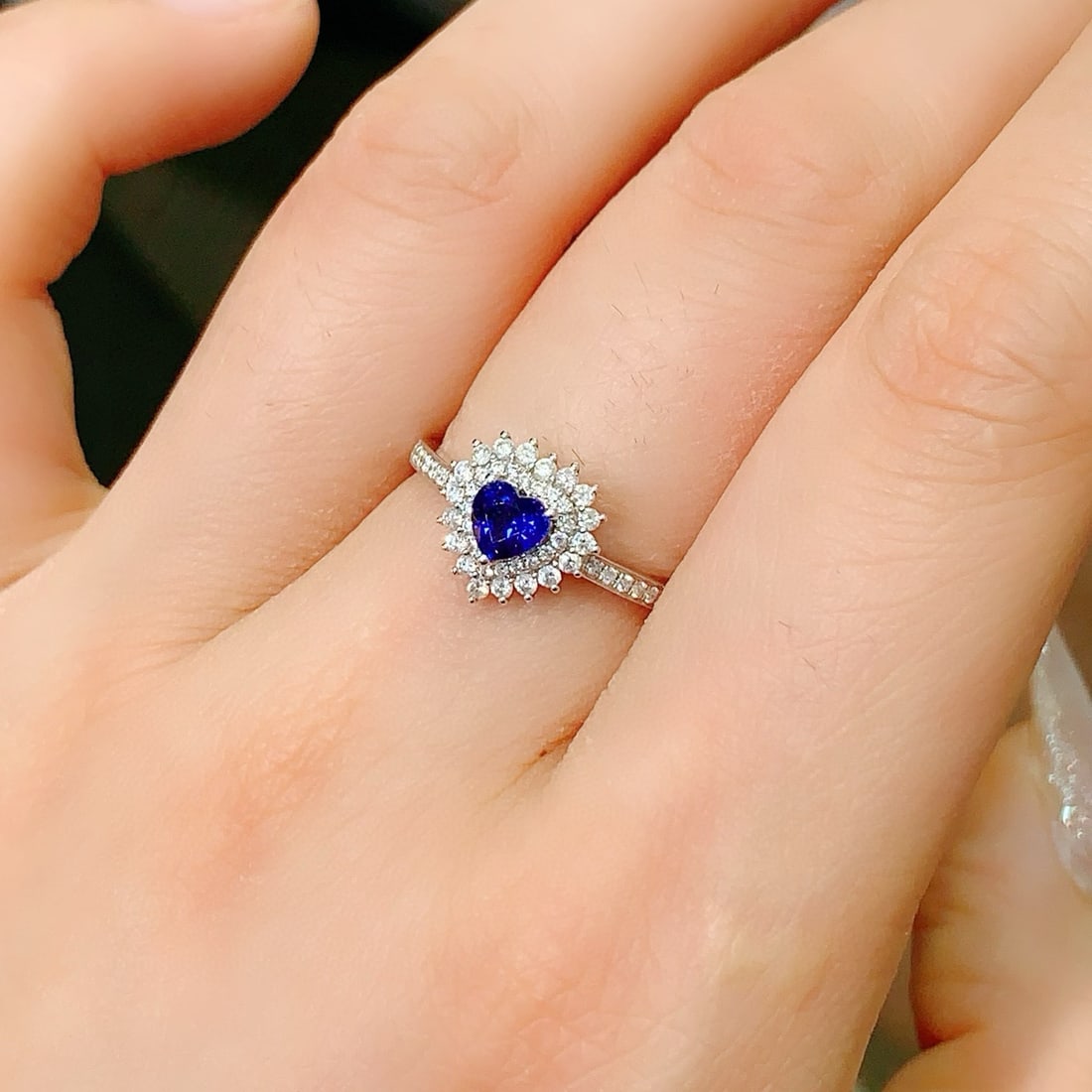 14k Gold 0.81 Ctw Vivid Blue Natural Sapphire & Diamond Ring - 5