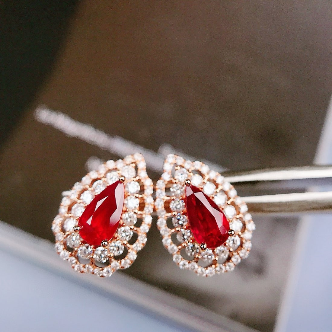 14k Gold 1.60 Ctw Natural Ruby & Diamond Earrings: Ref:230956024 // gold content:14k gold // main gemstone:ruby // shape:pear // carat weight:1. 10ct // color:pigeonblood red // treatment:natural // // adjacent gemstone 2 : diamond // shape:round // c