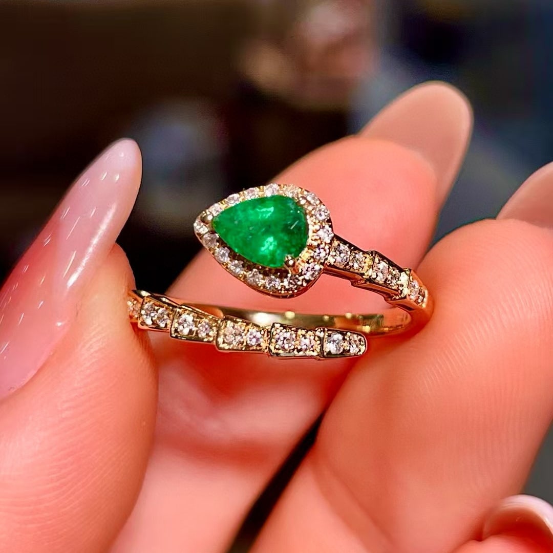 14k Gold 0.68 Ctw Natural Emerald & Diamond Ring: Ref:230956025 // gold content:14k gold // ring size:7. 25us // // main gemstone:emerald // shape:pear // carat weight:0. 48ct // color:green // treatment:natural // // adjacent gemstone 2 : diamond //