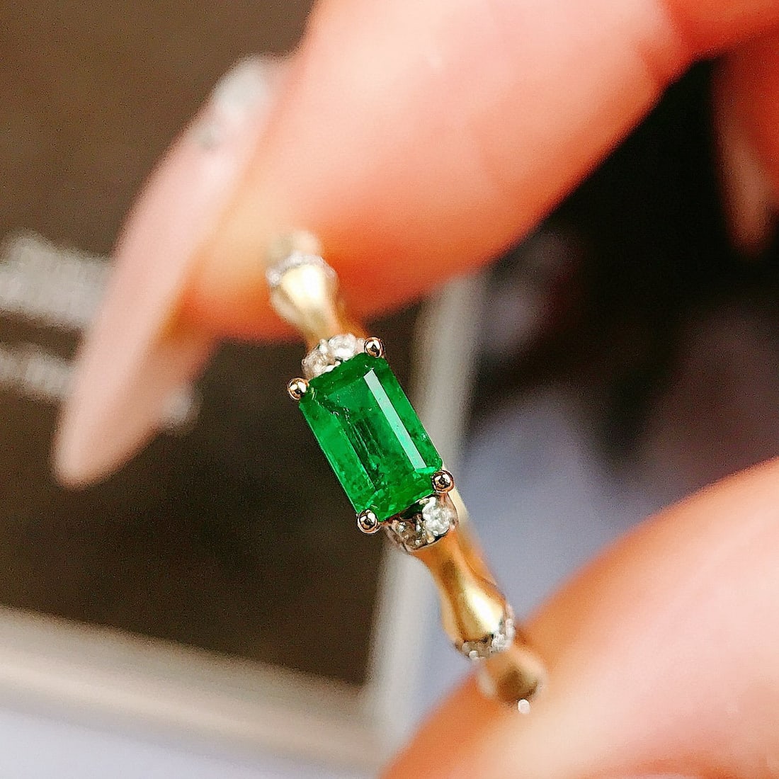 14k Gold 0.37 Ctw Vivid Green Natural Emerald & Diamond Ring - 3