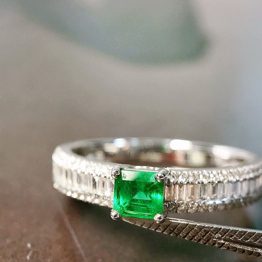 14k Gold 0.55 Ctw Vivid Green Natural Emerald & Diamond Ring: Ref:230956038 // gold content:14k gold // ring size:7. 25us // // main gemstone:emerald // shape:octagonal // carat weight:0. 24ct // color:vivid green // treatment:natural // // adjacent gemstone 2 :